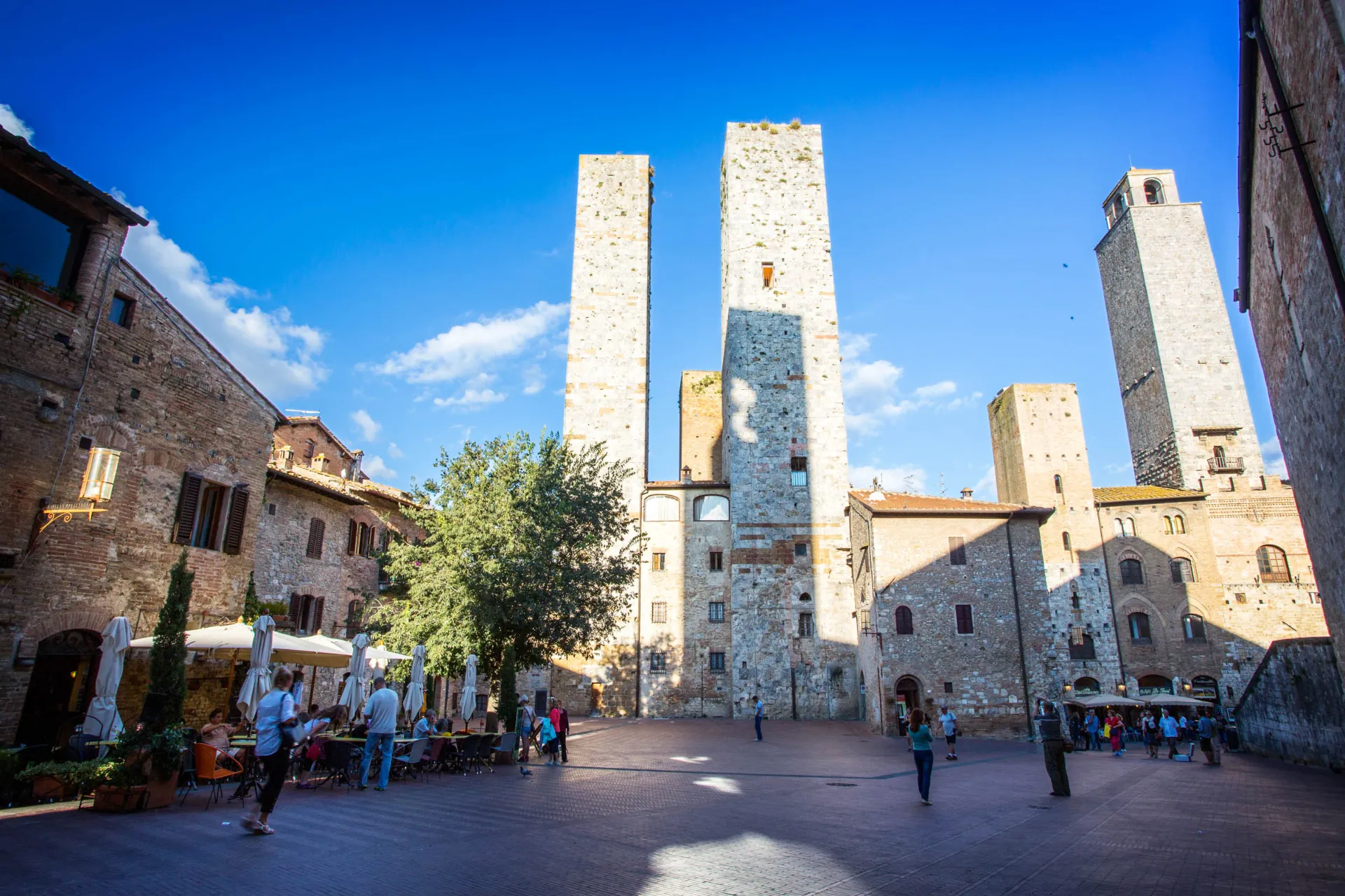Średniowieczne wieże na rynku w San Gimignano Średniowieczne wieże na rynku w San Gimignano