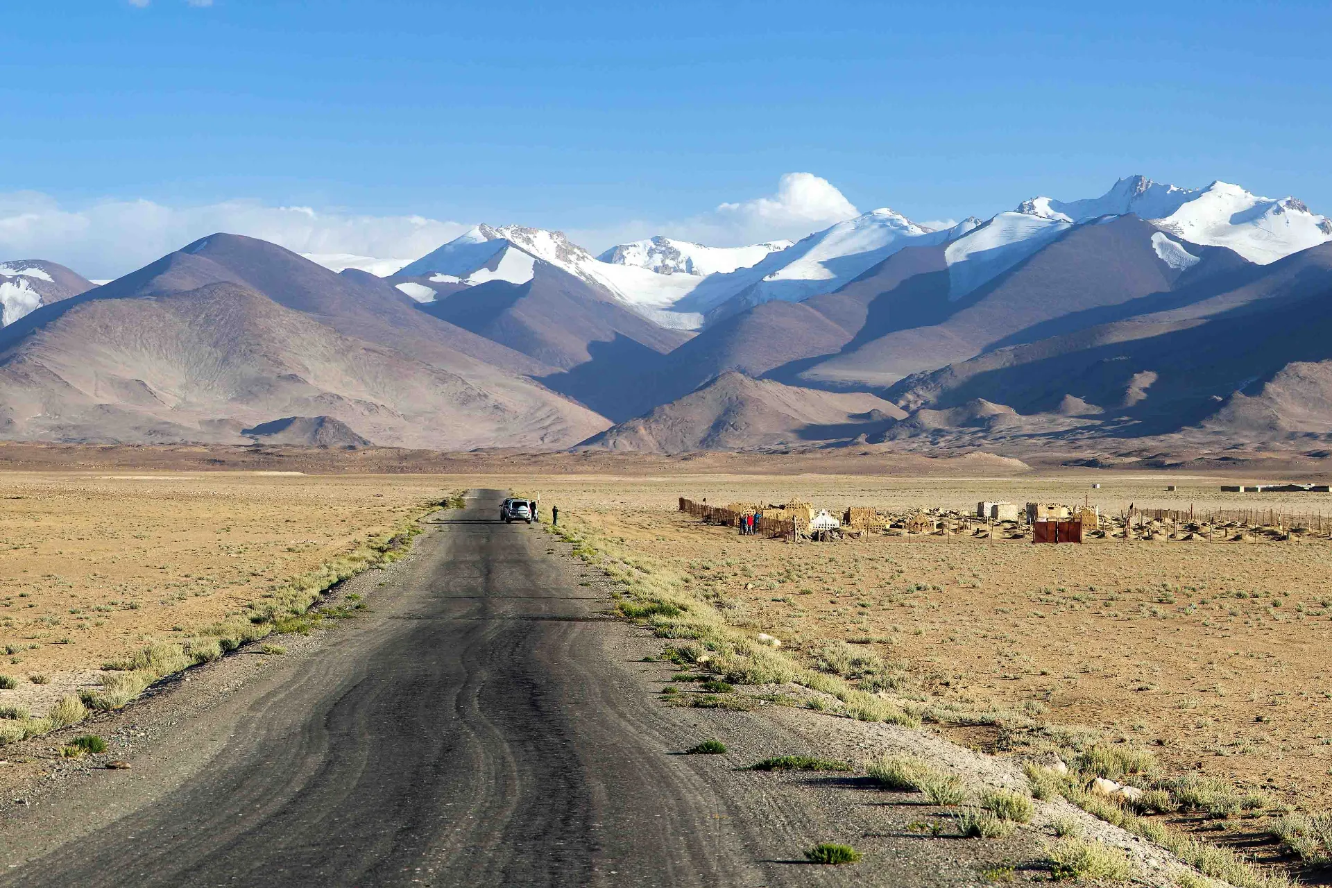 Odludny i surowy odcinek słynnej Pamir Highway z ośnieżonymi szczytami Tadżykistanu w tle