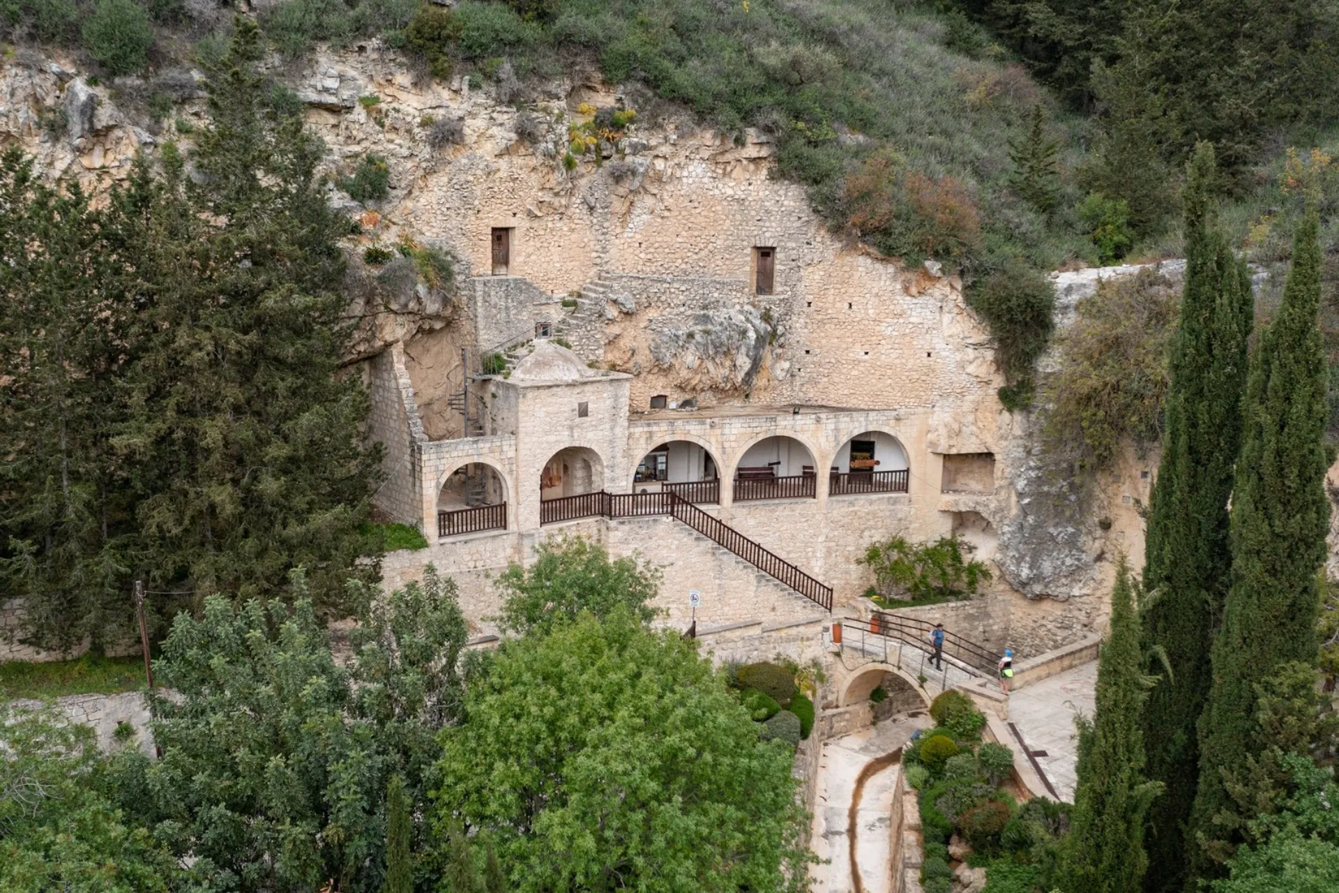 Klasztor Agios Neophytos, położony w dolinie ok. 10 km na północ od Paphos