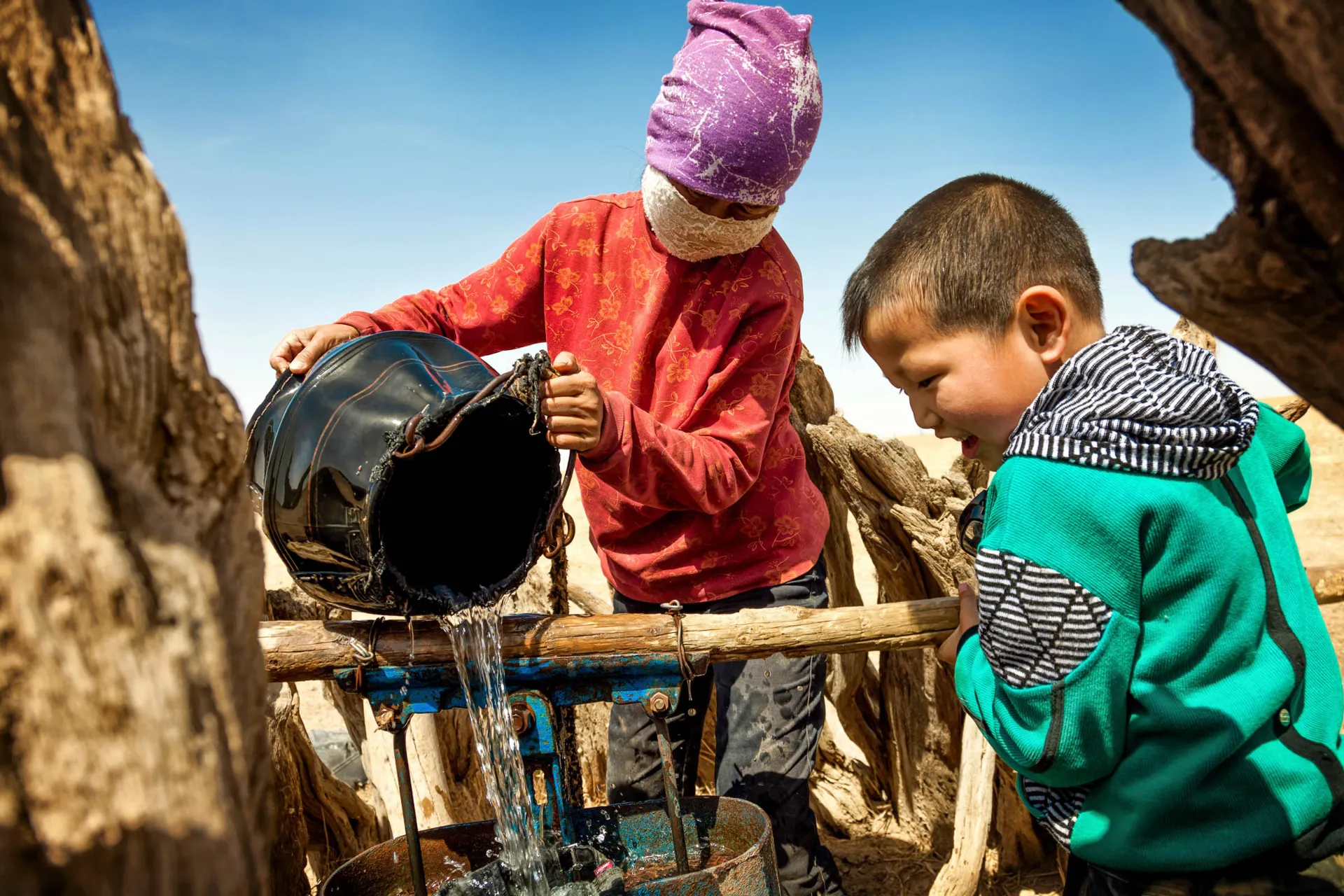 Dzieci przynoszą wodę Dzieci przynoszą wodę