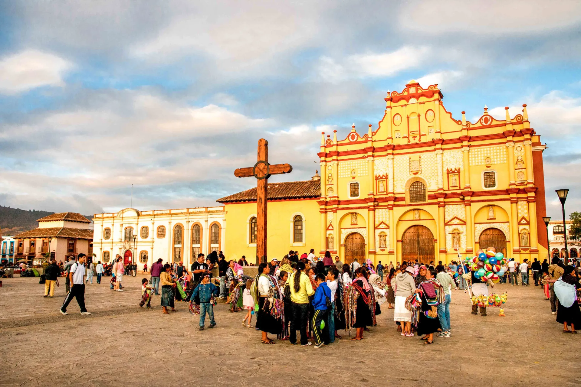 Plac 31 de Marzo z katedrą San Cristóbal w tle