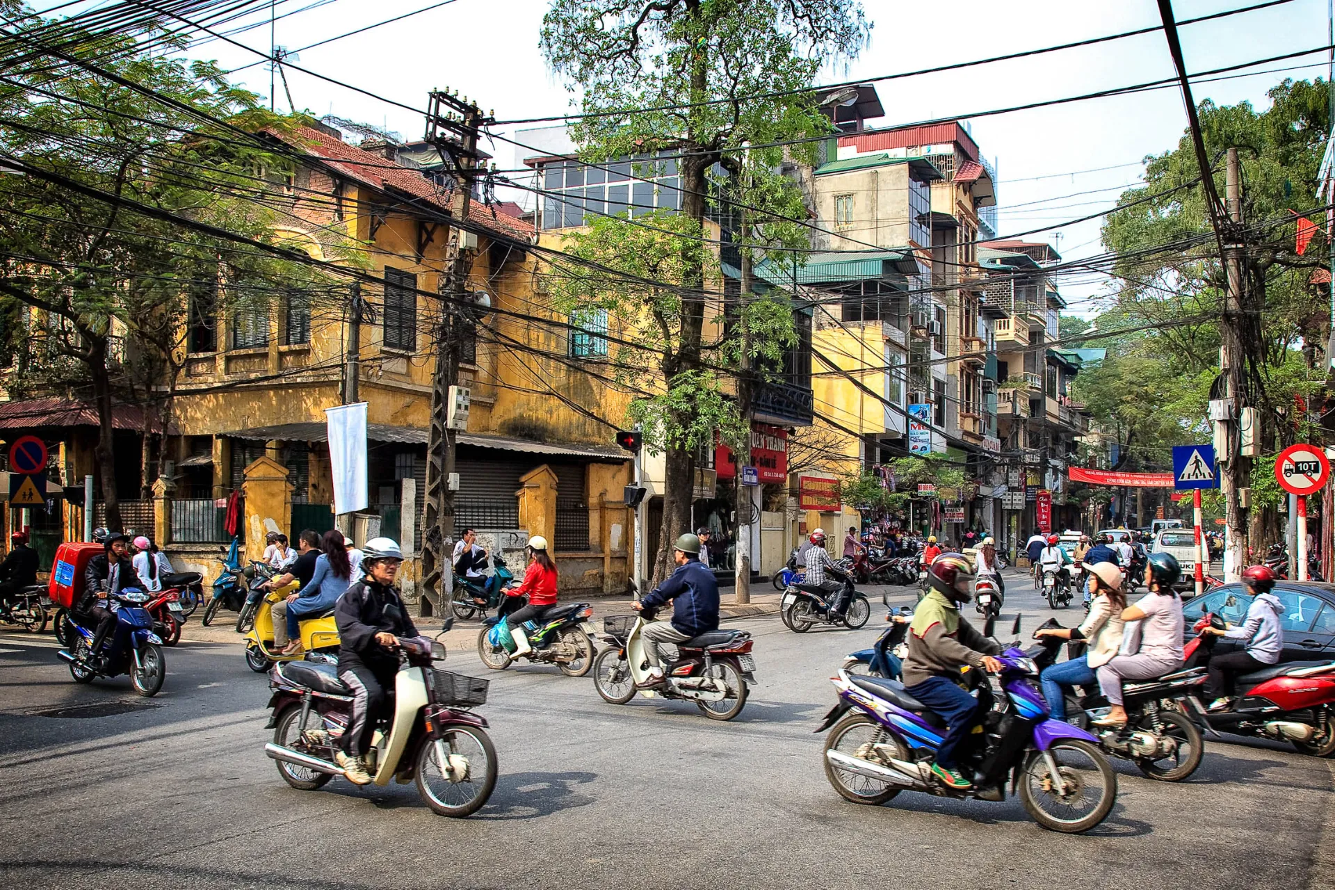 Ruch uliczny w Hanoi jest żywy Ruch uliczny w Hanoi jest żywy