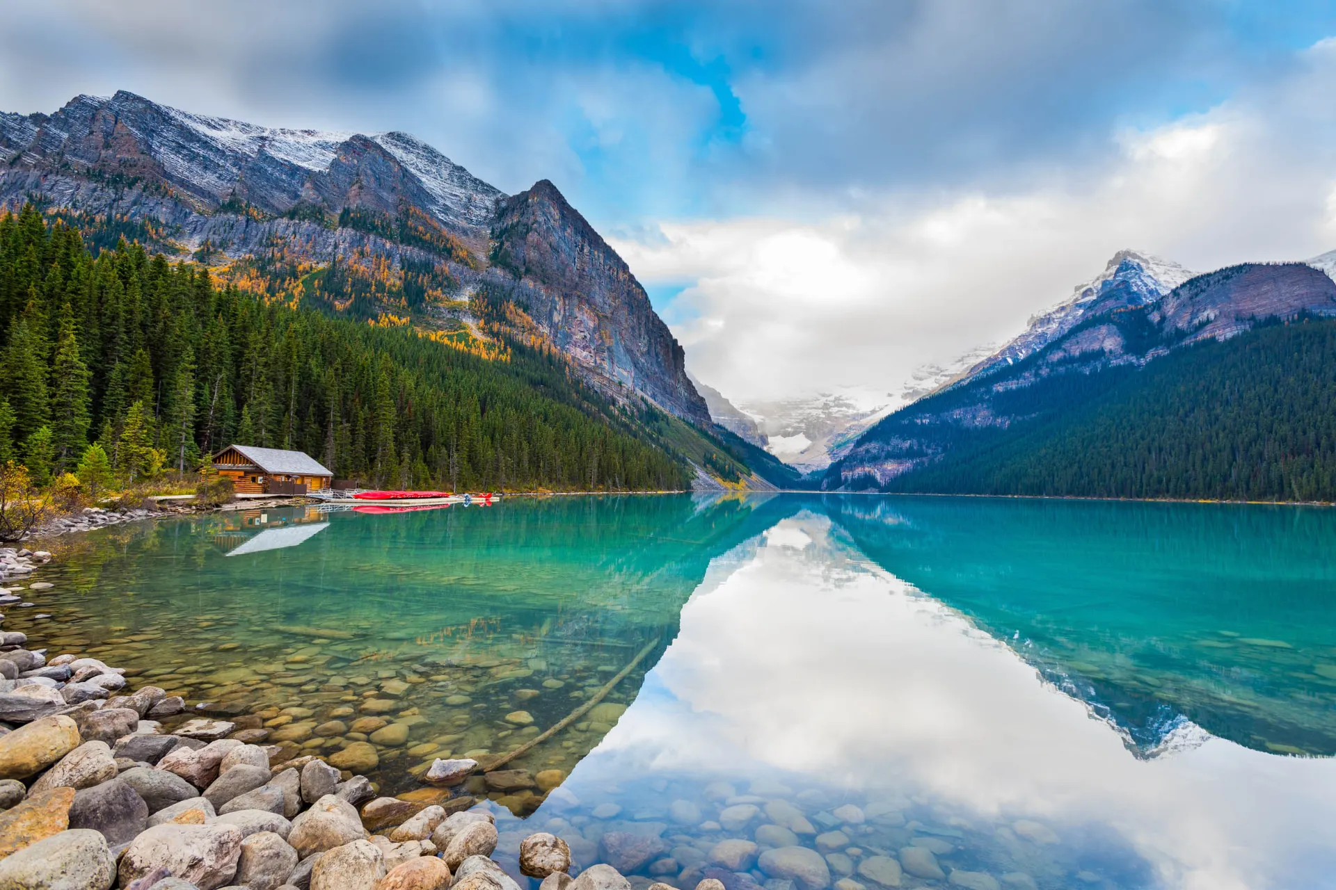 Zachwycająca przyroda nad Lake Louise z zalesionymi zboczami gór w Parku Narodowym Banff, Alberta Zachwycająca przyroda nad Lake Louise z zalesionymi zboczami gór w Parku Narodowym Banff, Alberta