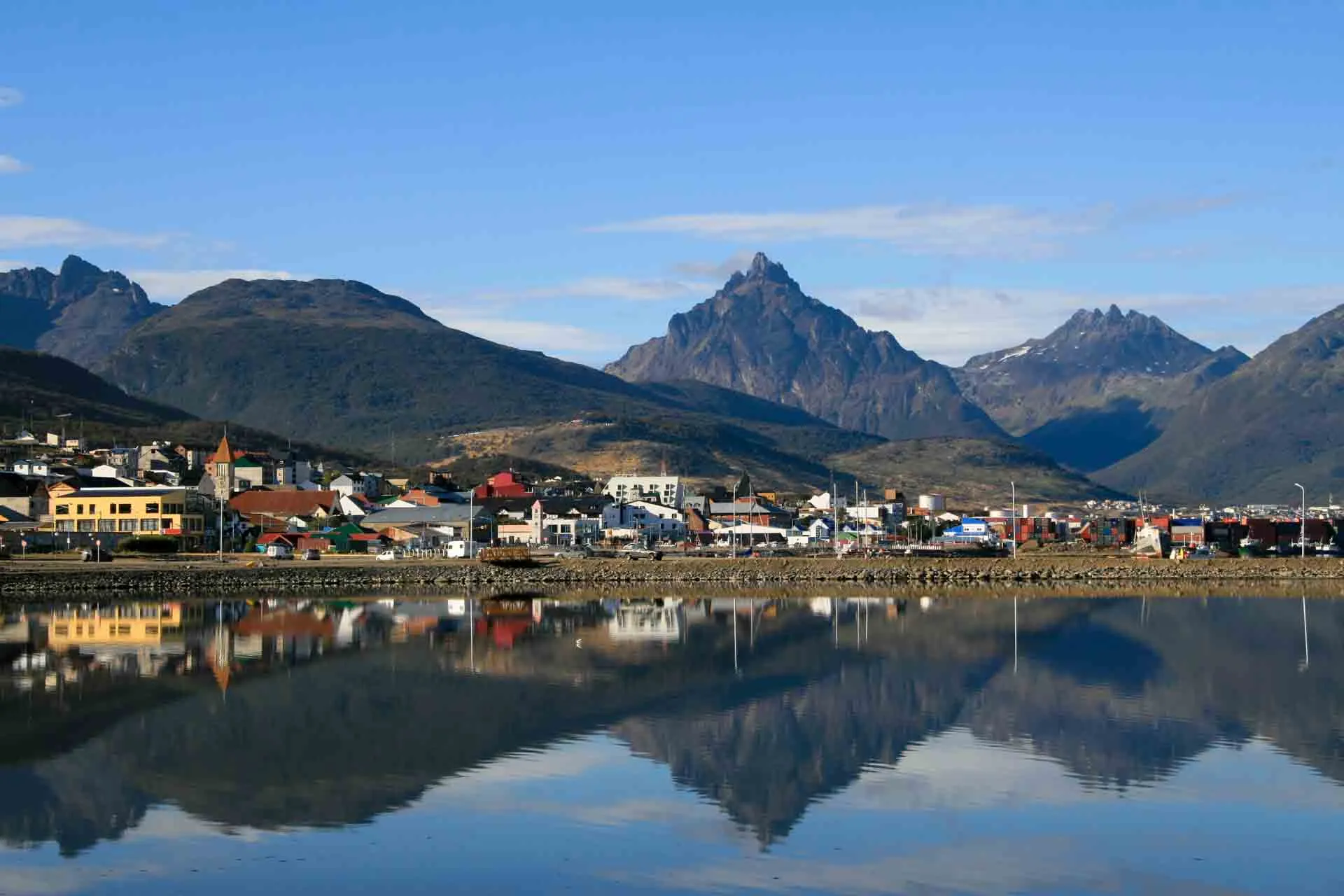 Ushuaia nad Kanałem Beagle otoczone Andami