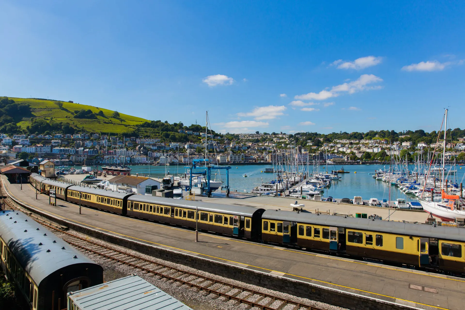 Dartmouth i Kingswear – pociąg z Dartmouth Steam Railway przybywa do portu Dartmouth i Kingswear – pociąg z Dartmouth Steam Railway przybywa do portu