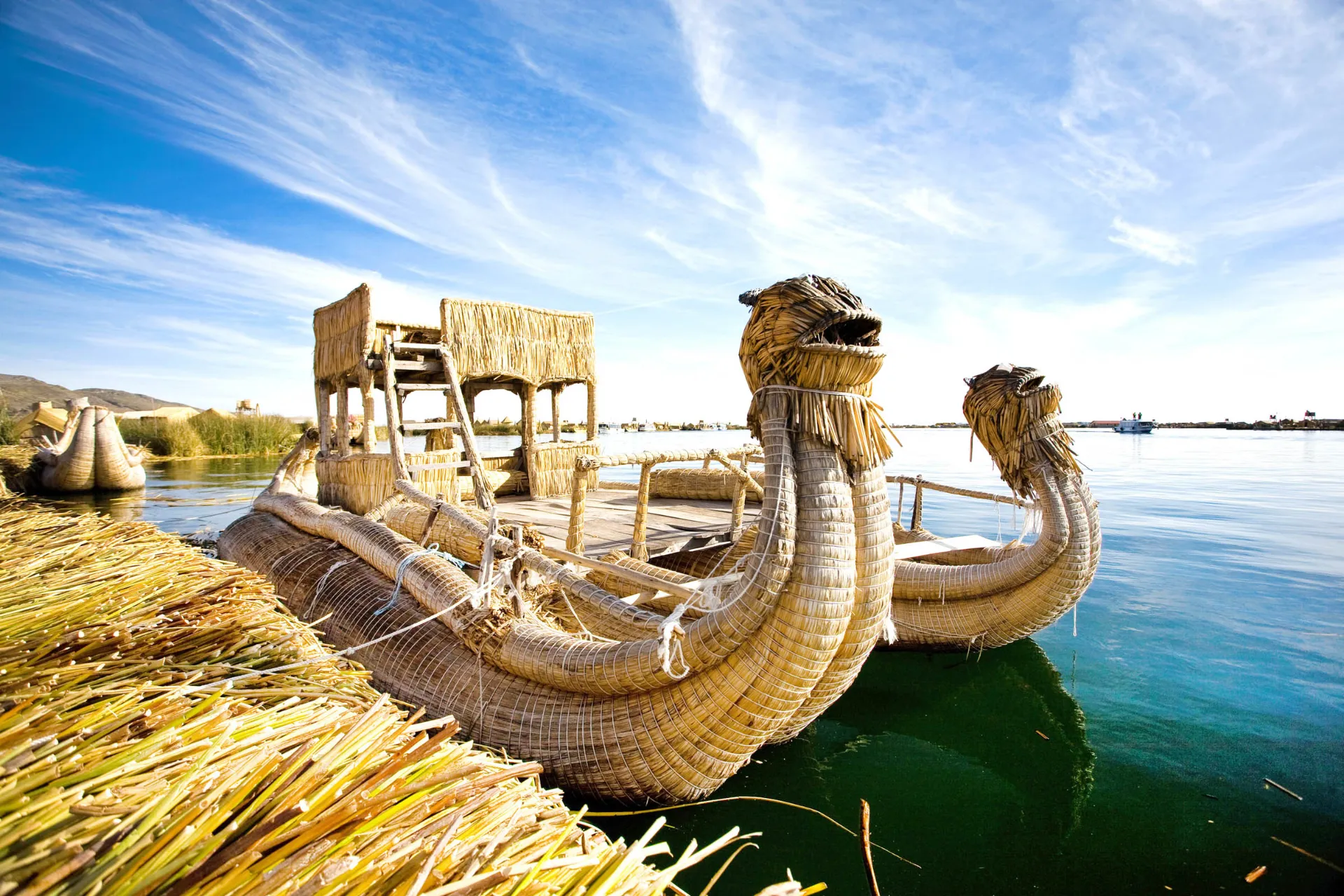 Tradycyjne łodzie z trzciny na jeziorze Titicaca Tradycyjne łodzie z trzciny na jeziorze Titicaca