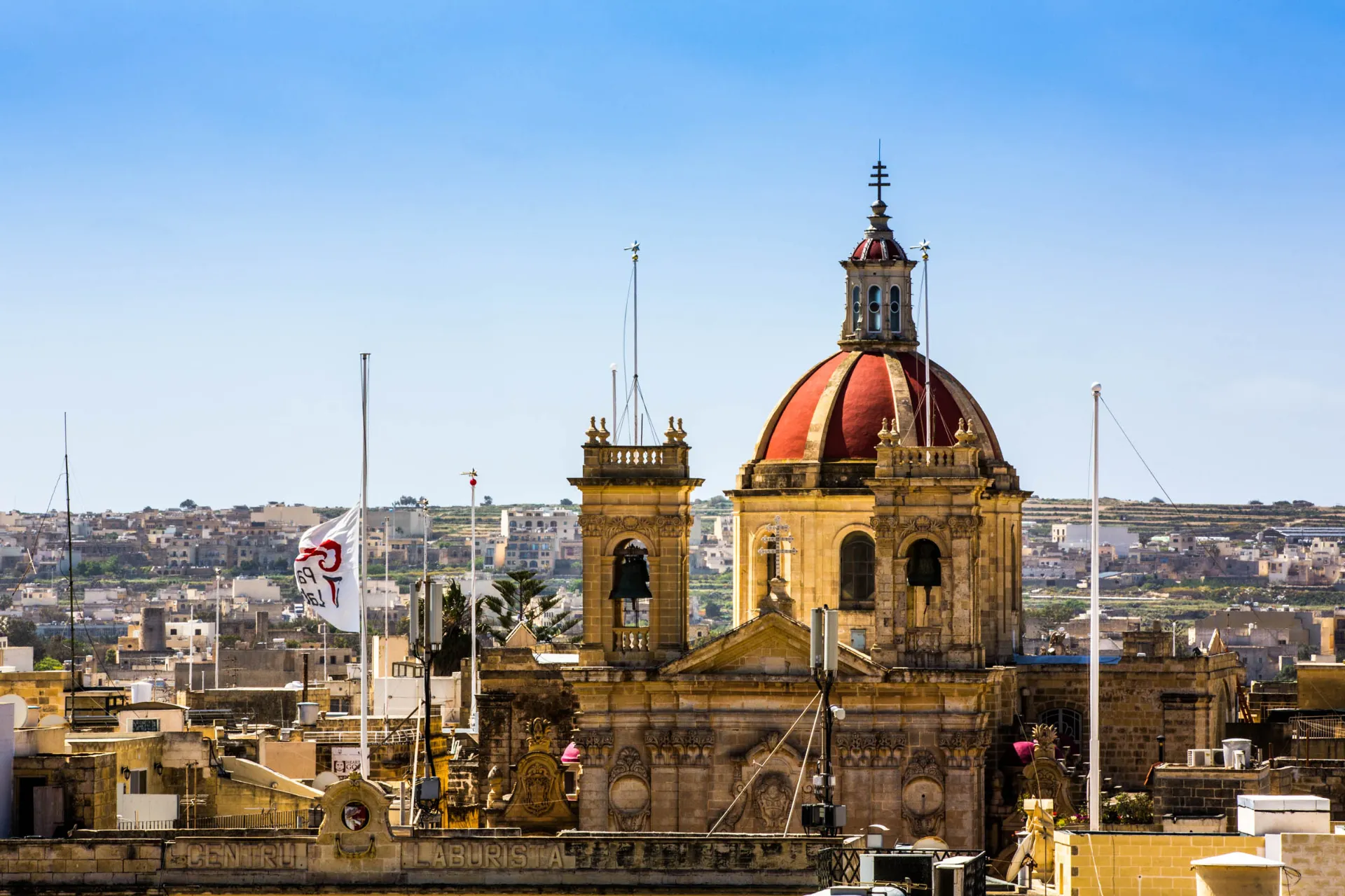 Widok na starą fortecę w Victorii na Gozo z charakterystyczną kopułą katedry Widok na starą fortecę w Victorii na Gozo z charakterystyczną kopułą katedry
