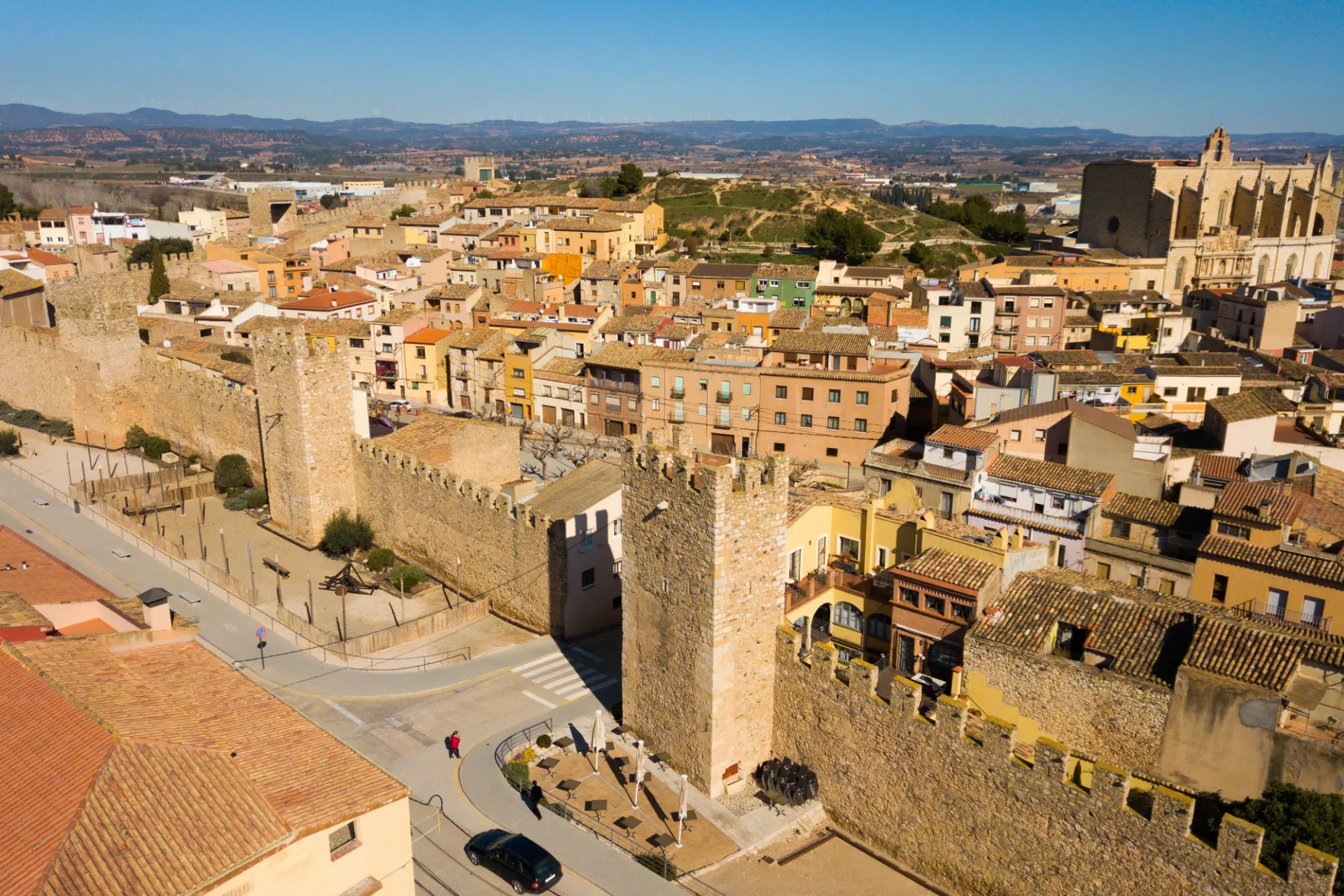 Średniowieczne miasto Montblanc z dobrze zachowanym murem i wąskimi uliczkami Średniowieczne miasto Montblanc z dobrze zachowanym murem i wąskimi uliczkami