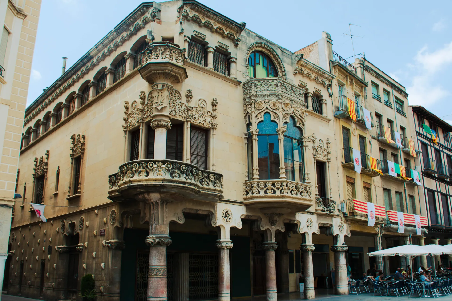 Fasada w stylu katalońskiego modernizmu w rodzinnym mieście Gaudíego, Reus Fasada w stylu katalońskiego modernizmu w rodzinnym mieście Gaudíego, Reus