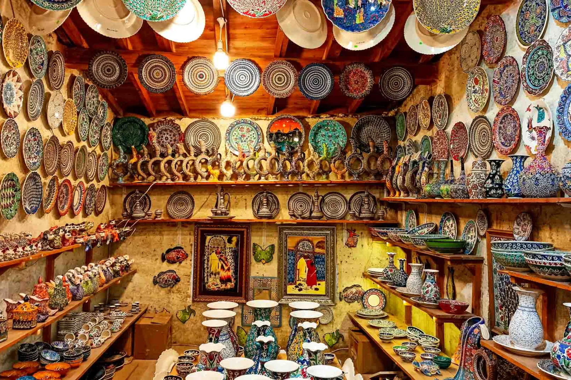 Sklep z kolorowymi, ręcznie malowanymi talerzami ceramicznymi, misami i wazami w przytulnej, rustykalnej atmosferze