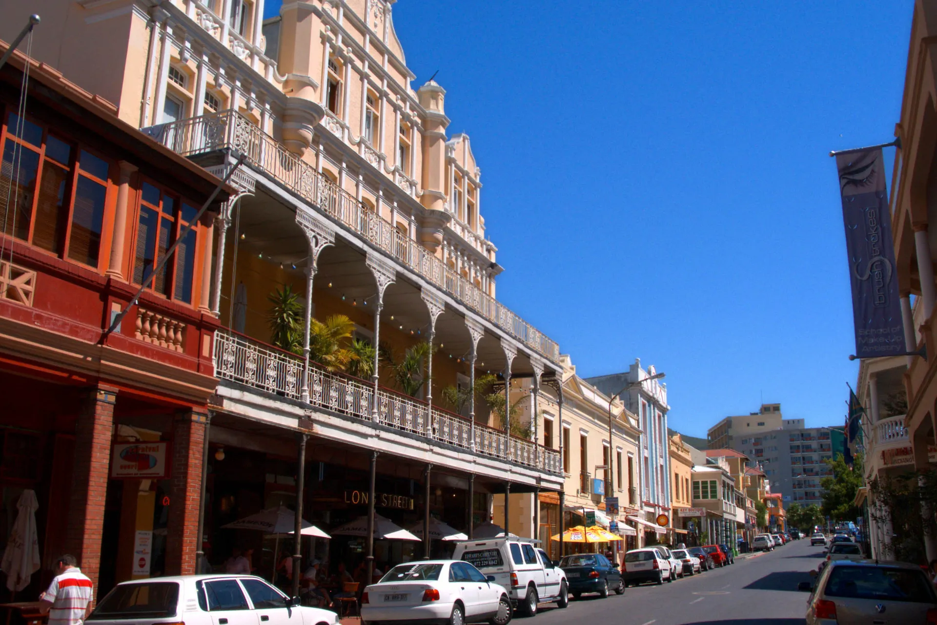 Long Street to jedna z najbardziej ikonicznych ulic Kapsztadu – znana z kolorowych wiktoriańskich budynków, kawiarni, barów i butików vintage Long Street to jedna z najbardziej ikonicznych ulic Kapsztadu – znana z kolorowych wiktoriańskich budynków, kawiarni, barów i butików vintage