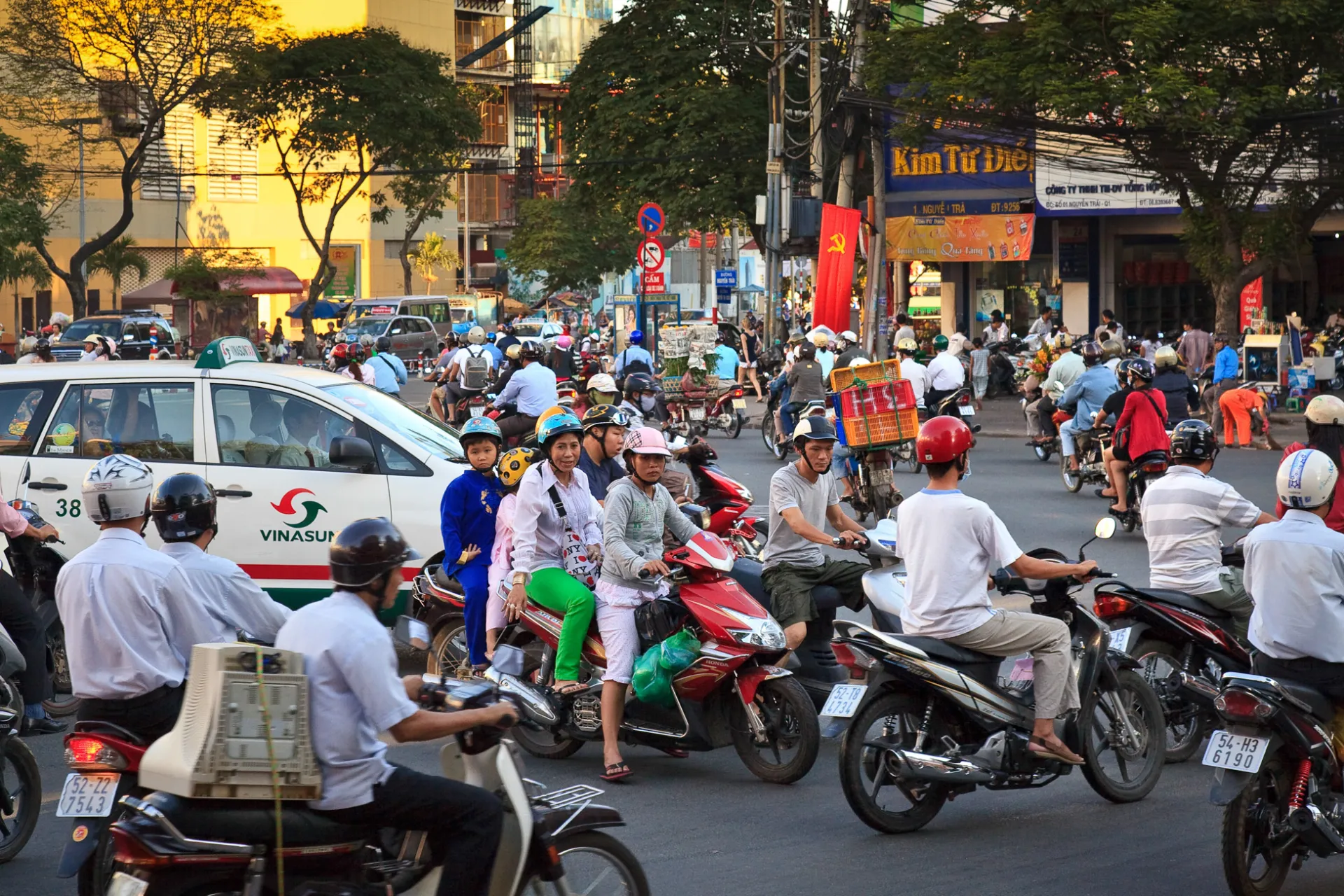 Ruch uliczny w Ho Chi Minh City to prawdziwe przeżycie Ruch uliczny w Ho Chi Minh City to prawdziwe przeżycie