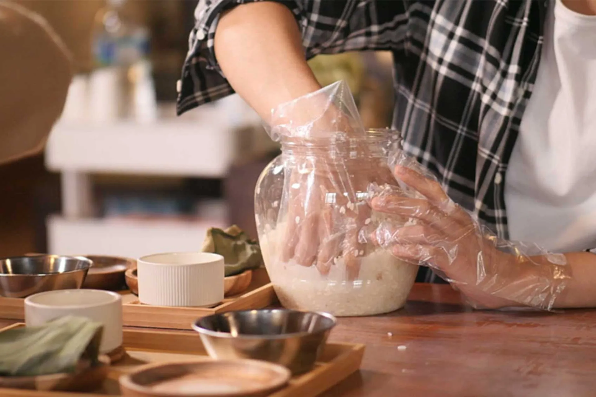 Tradycyjne koreańskie wino ryżowe makgeolli wciąż warzone według dawnych metod