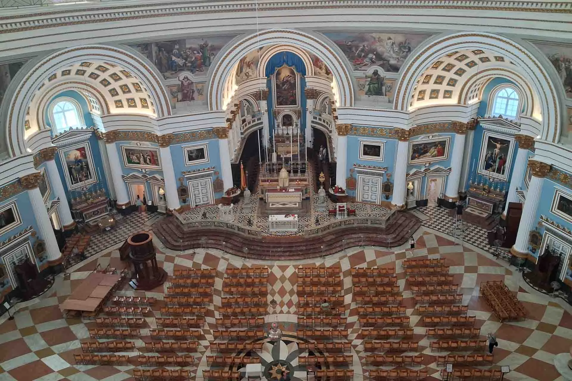 Wnętrze Mosta Dome, jednego z najbardziej imponujących kościołów na Malcie z jedną z największych kopuł na świecie Wnętrze Mosta Dome, jednego z najbardziej imponujących kościołów na Malcie z jedną z największych kopuł na świecie