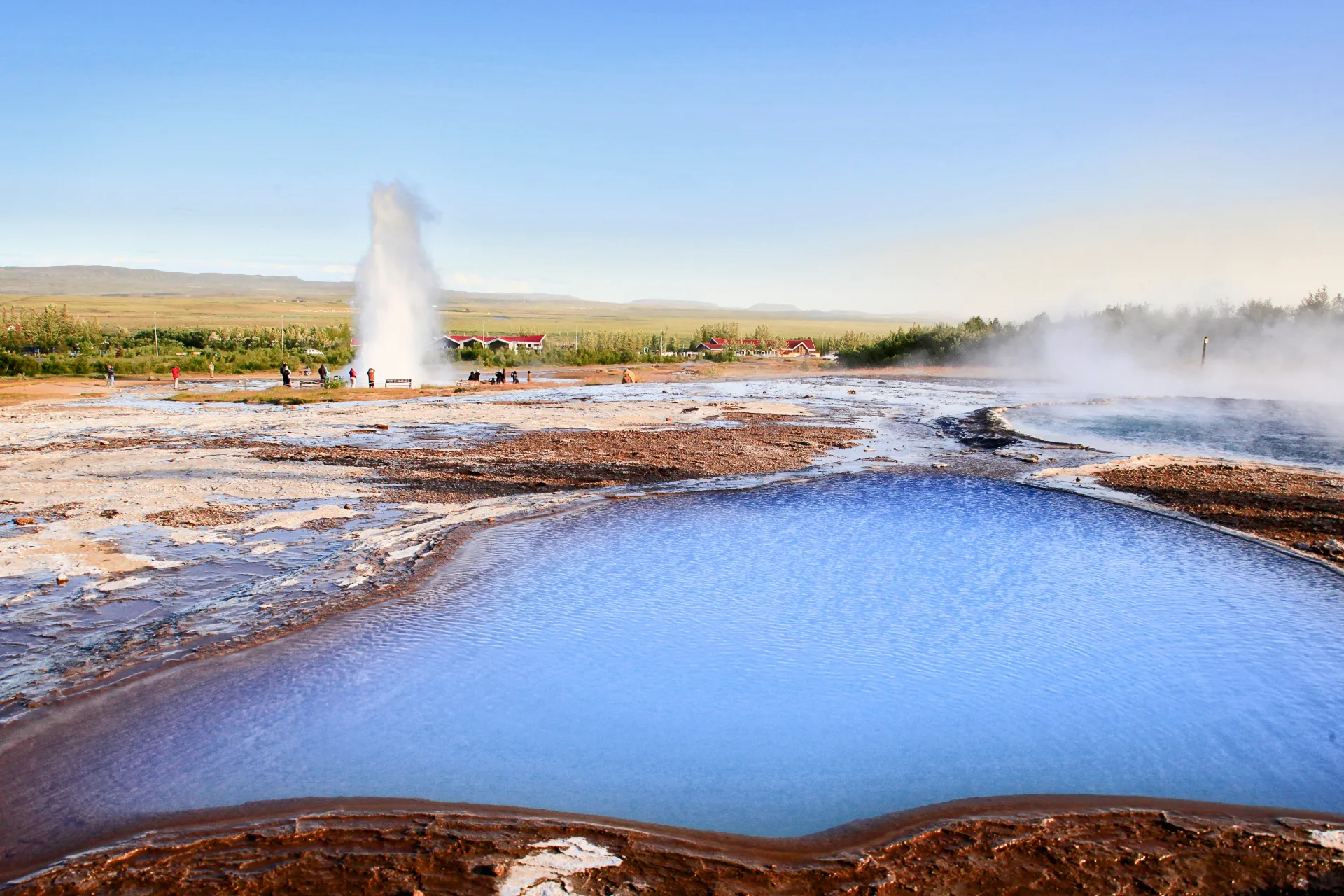 Gejzer Strokkur wyrzuca wodę na ponad 20 metrów w górę Gejzer Strokkur wyrzuca wodę na ponad 20 metrów w górę