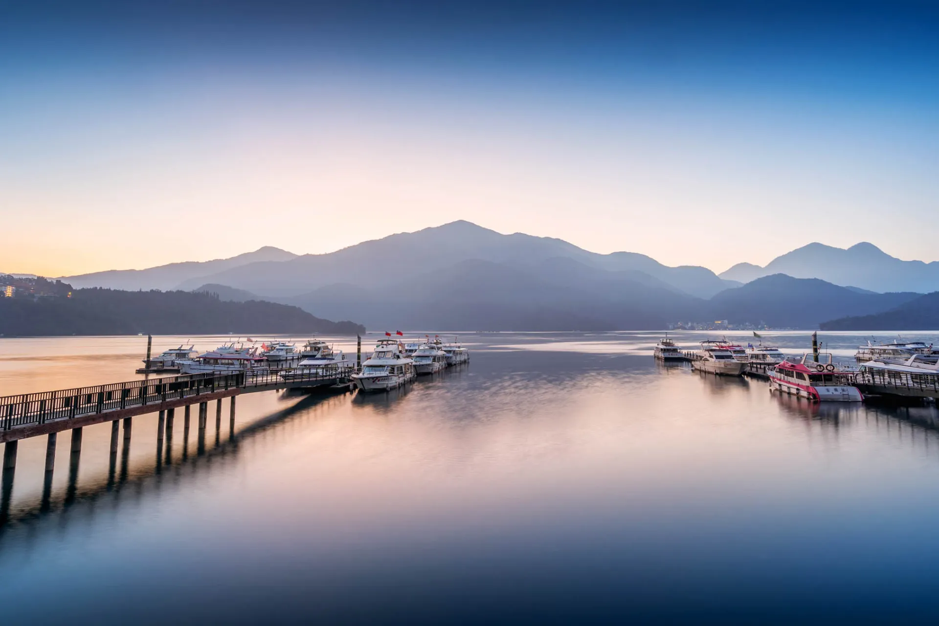 Łodzie i góry nad Jeziorem Słońca i Księżyca Łodzie i góry nad Jeziorem Słońca i Księżyca