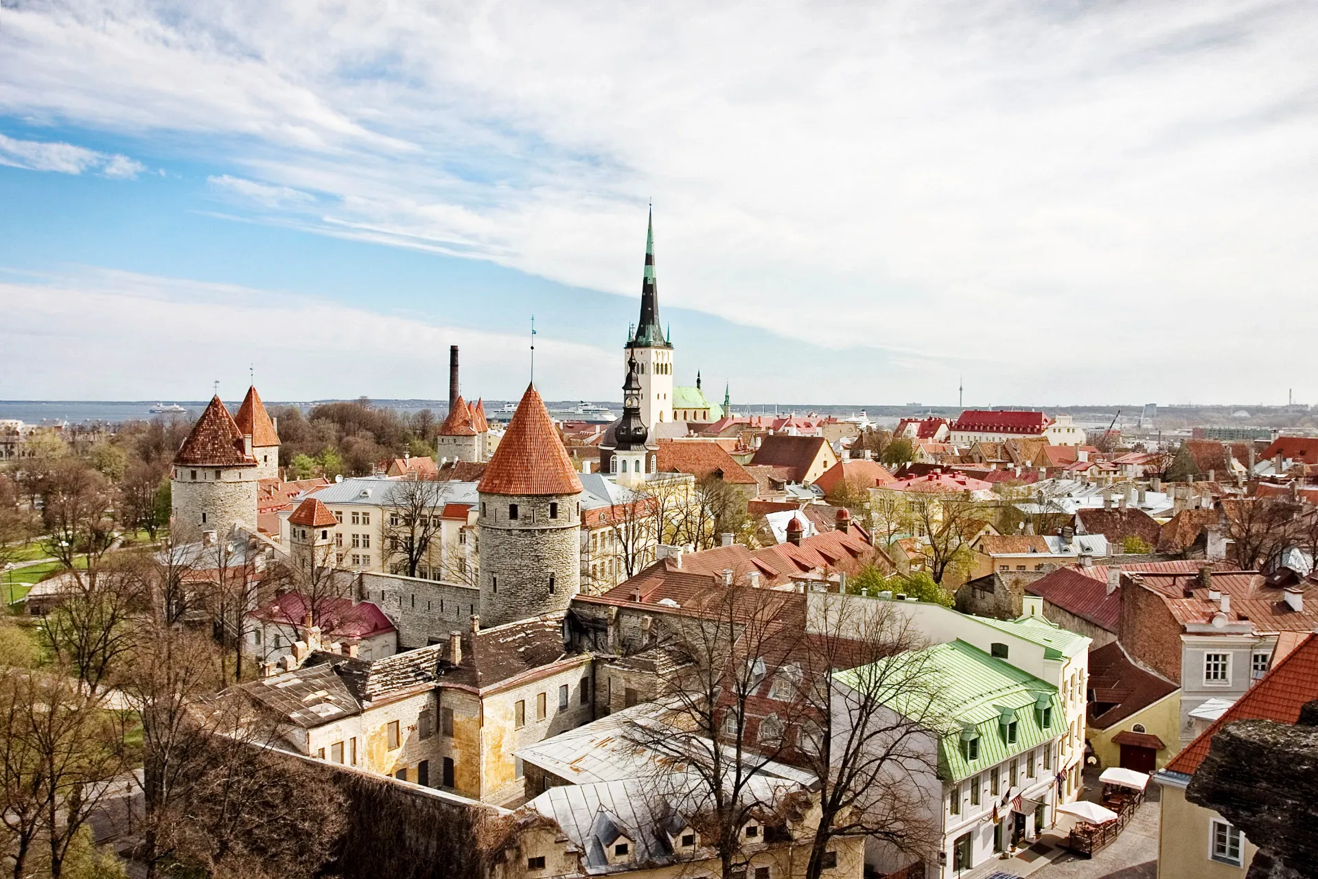 Widok na historyczną starówkę w Tallinnie z jej średniowiecznymi wieżami i charakterystycznymi kościołspiczami Widok na historyczną starówkę w Tallinnie z jej średniowiecznymi wieżami i charakterystycznymi kościołspiczami