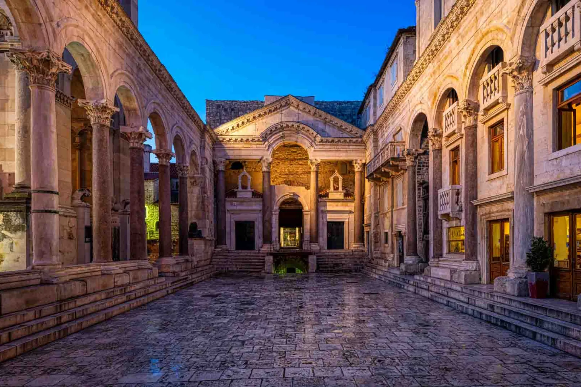Pałac Dioklecjana w Splicie – wspaniała rzymska budowla z roku 300, gdzie historia i teraźniejszość spotykają się w sercu miasta Pałac Dioklecjana w Splicie – wspaniała rzymska budowla z roku 300, gdzie historia i teraźniejszość spotykają się w sercu miasta
