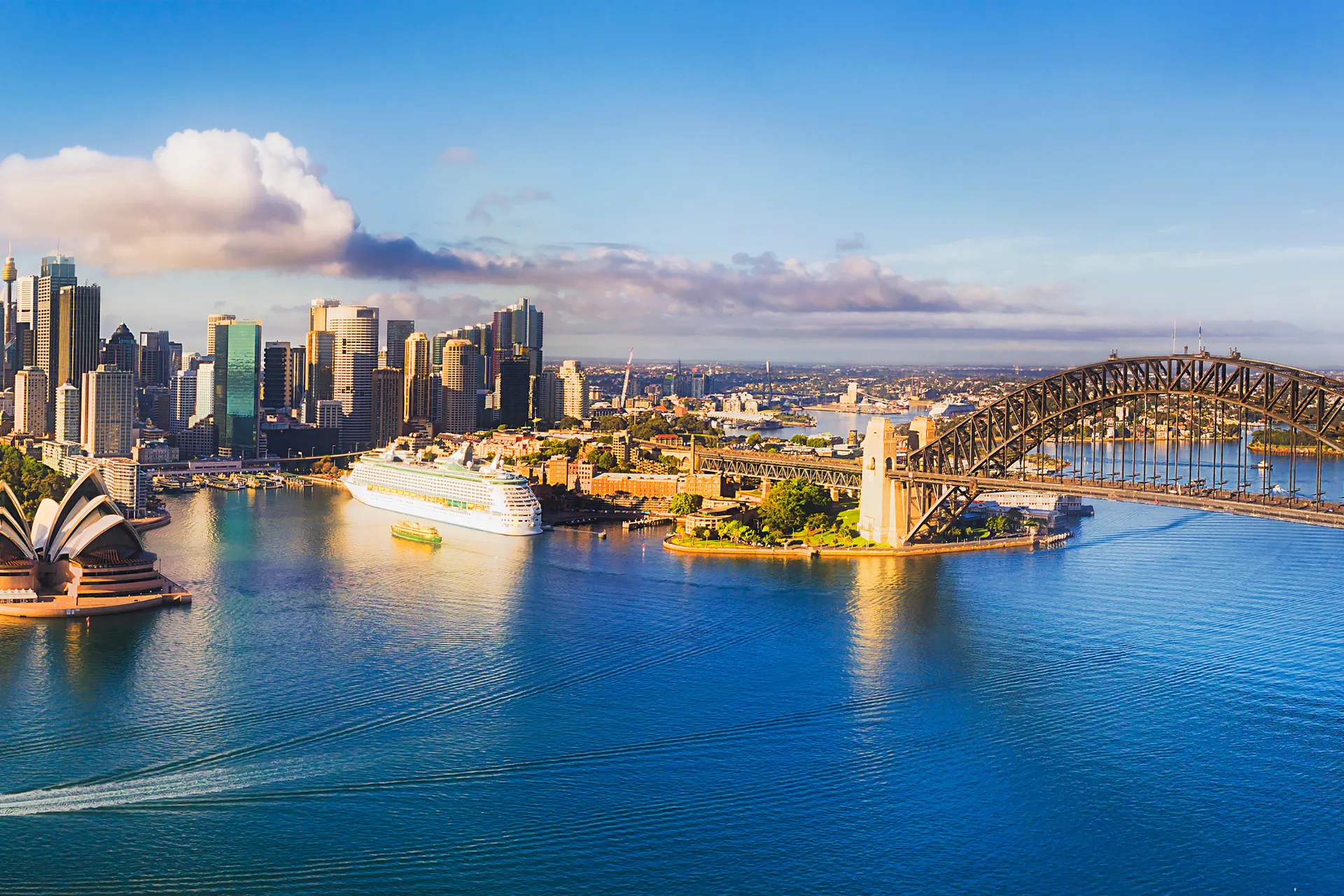 Port w Sydney z słynną operą Utzona i mostem "sylwestrowych fajerwerków" Port w Sydney z słynną operą Utzona i mostem "sylwestrowych fajerwerków"