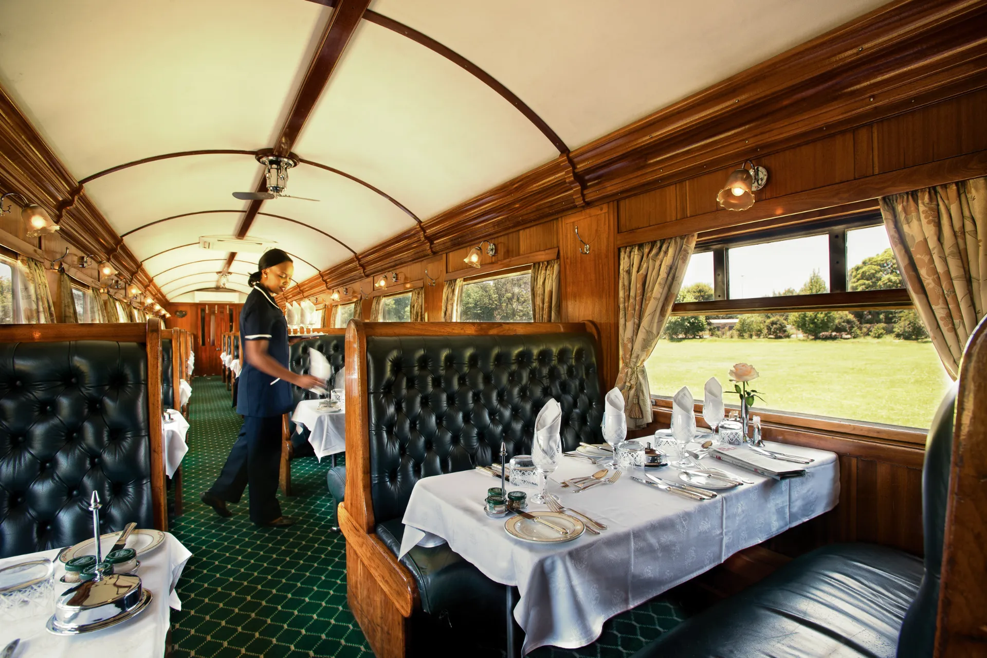 Wagony restauracyjne w Rovos Rail pochodzą sprzed 1940 roku Wagony restauracyjne w Rovos Rail pochodzą sprzed 1940 roku