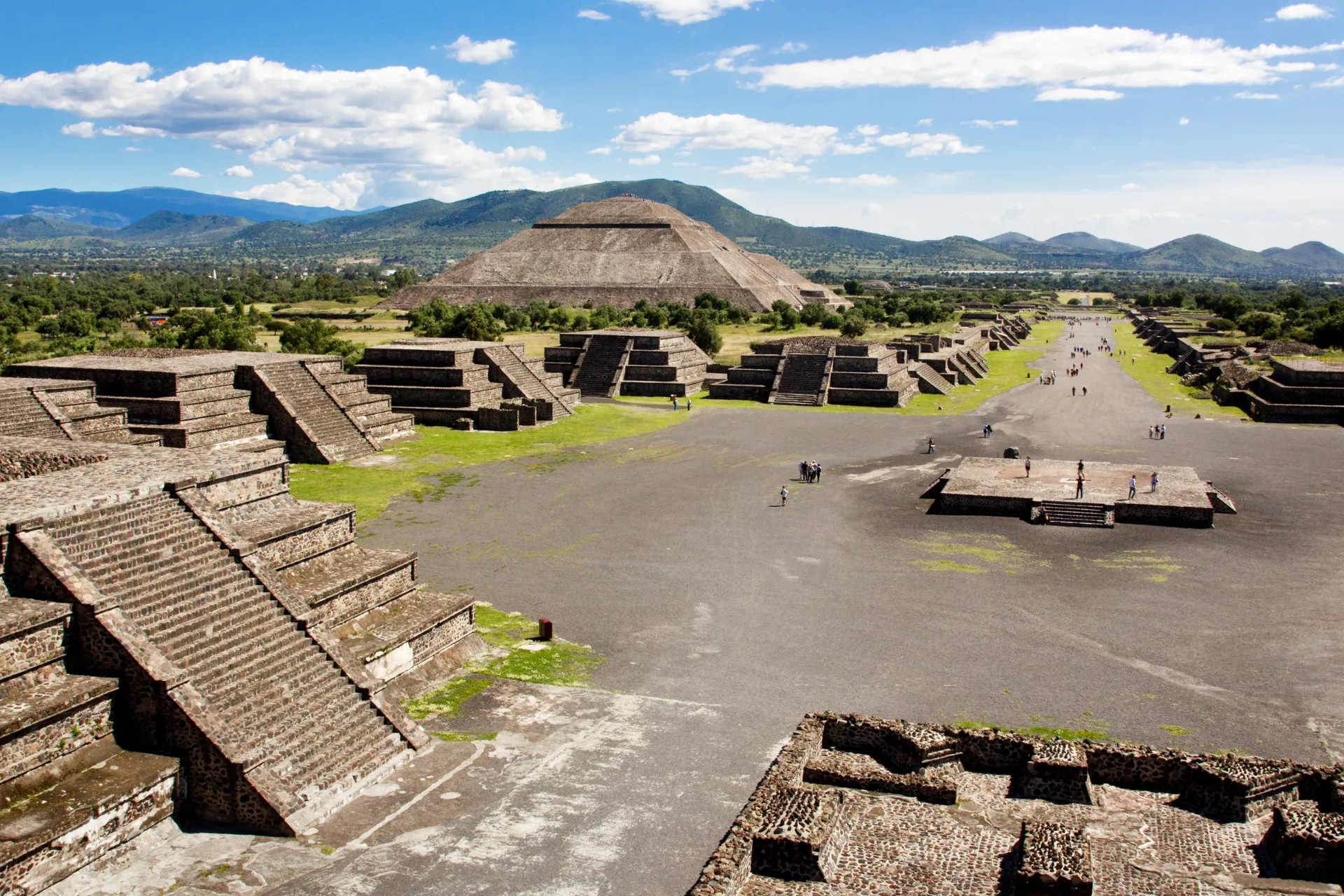 Platformy, świątynie i Piramida Słońca wzdłuż Aleji Zmarłych w Teotihuacán Platformy, świątynie i Piramida Słońca wzdłuż Aleji Zmarłych w Teotihuacán