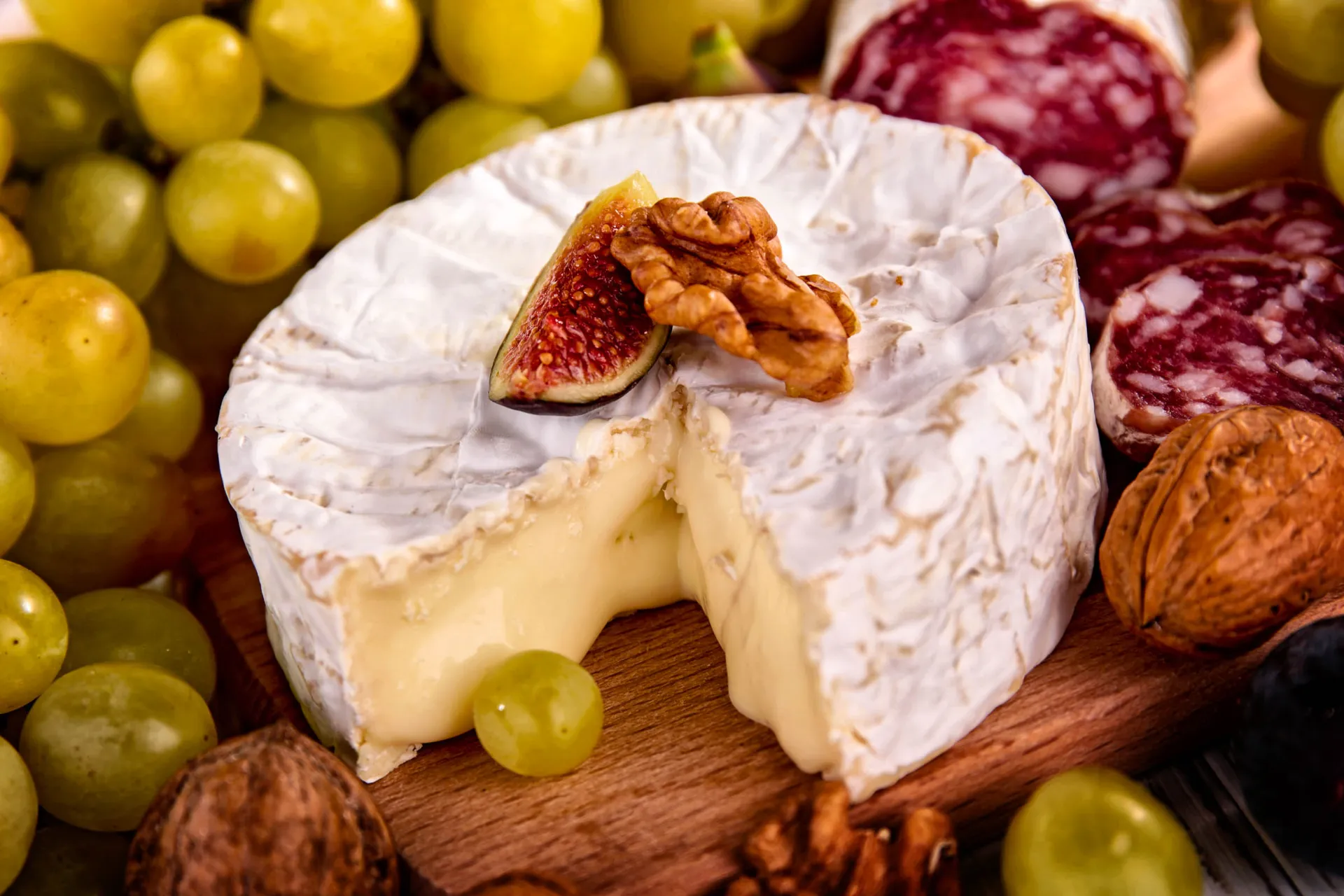 Prawdziwy camembert jest ręcznie robiony z mleka krowiego w Normandii Prawdziwy camembert jest ręcznie robiony z mleka krowiego w Normandii