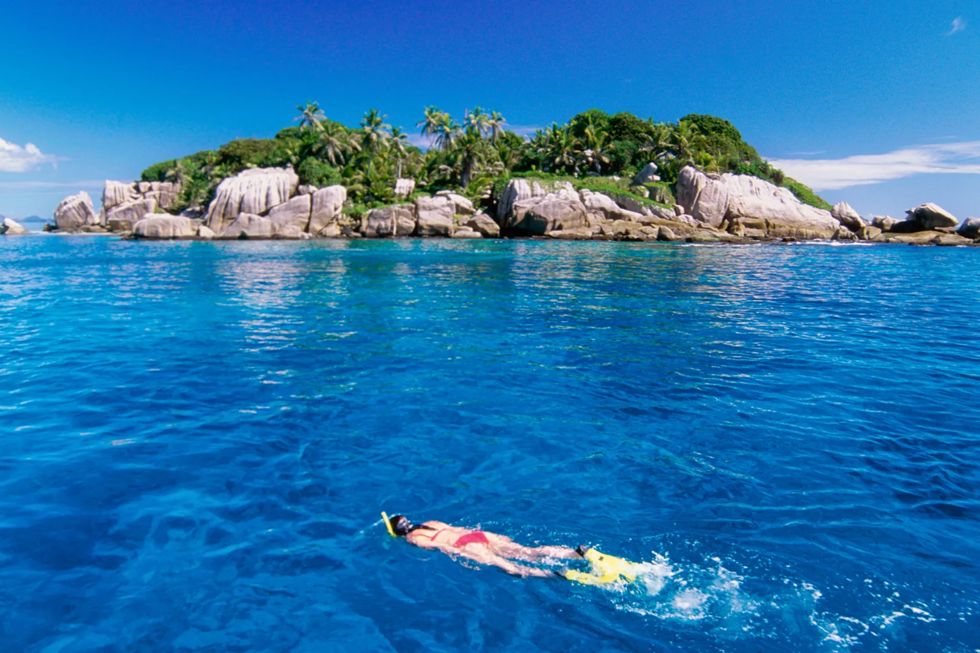 Lazurowe morze kryje kolorowe korale – idealne do snorkelingu