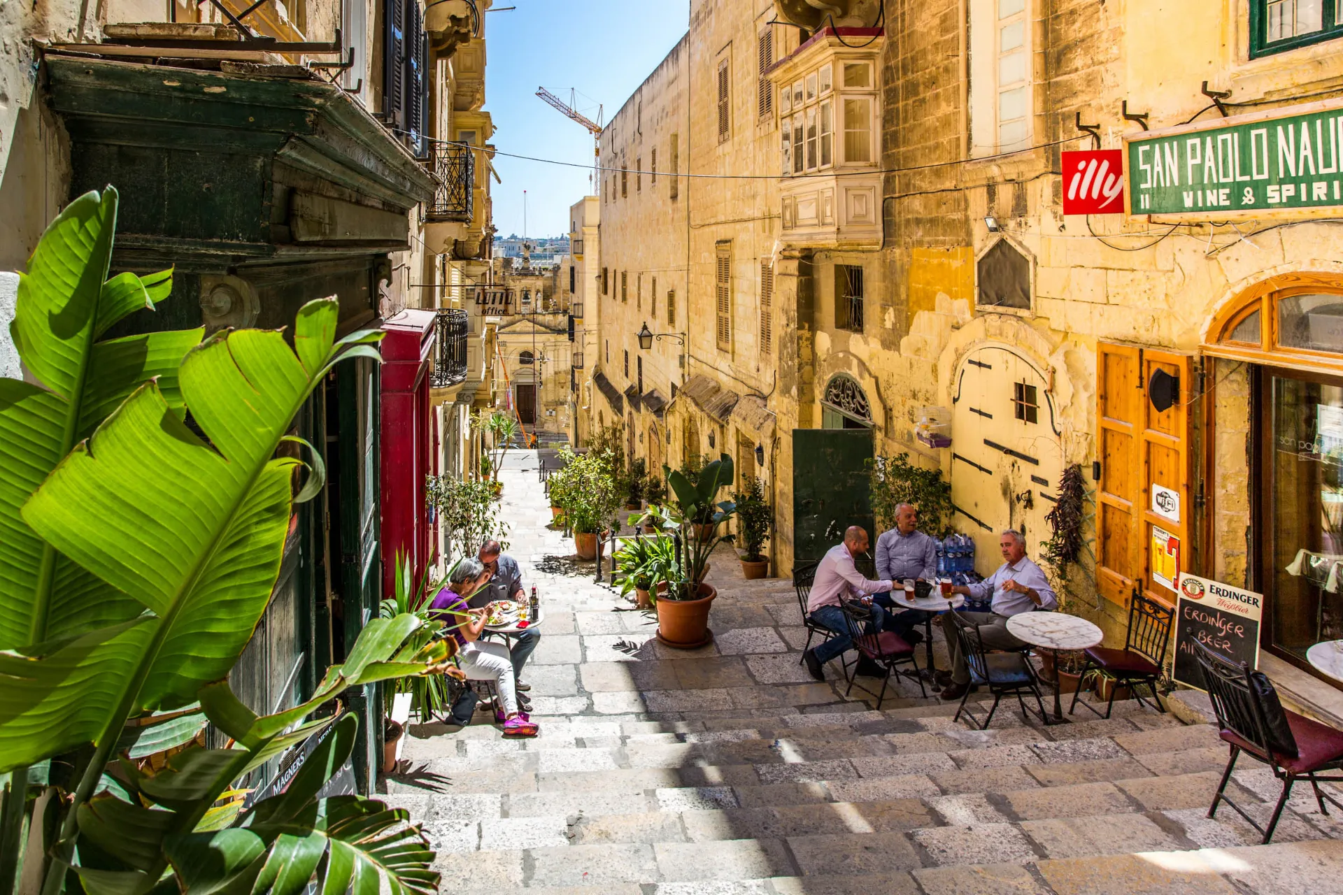 Urokliwa uliczka i małe kawiarnie w Valletcie Urokliwa uliczka i małe kawiarnie w Valletcie