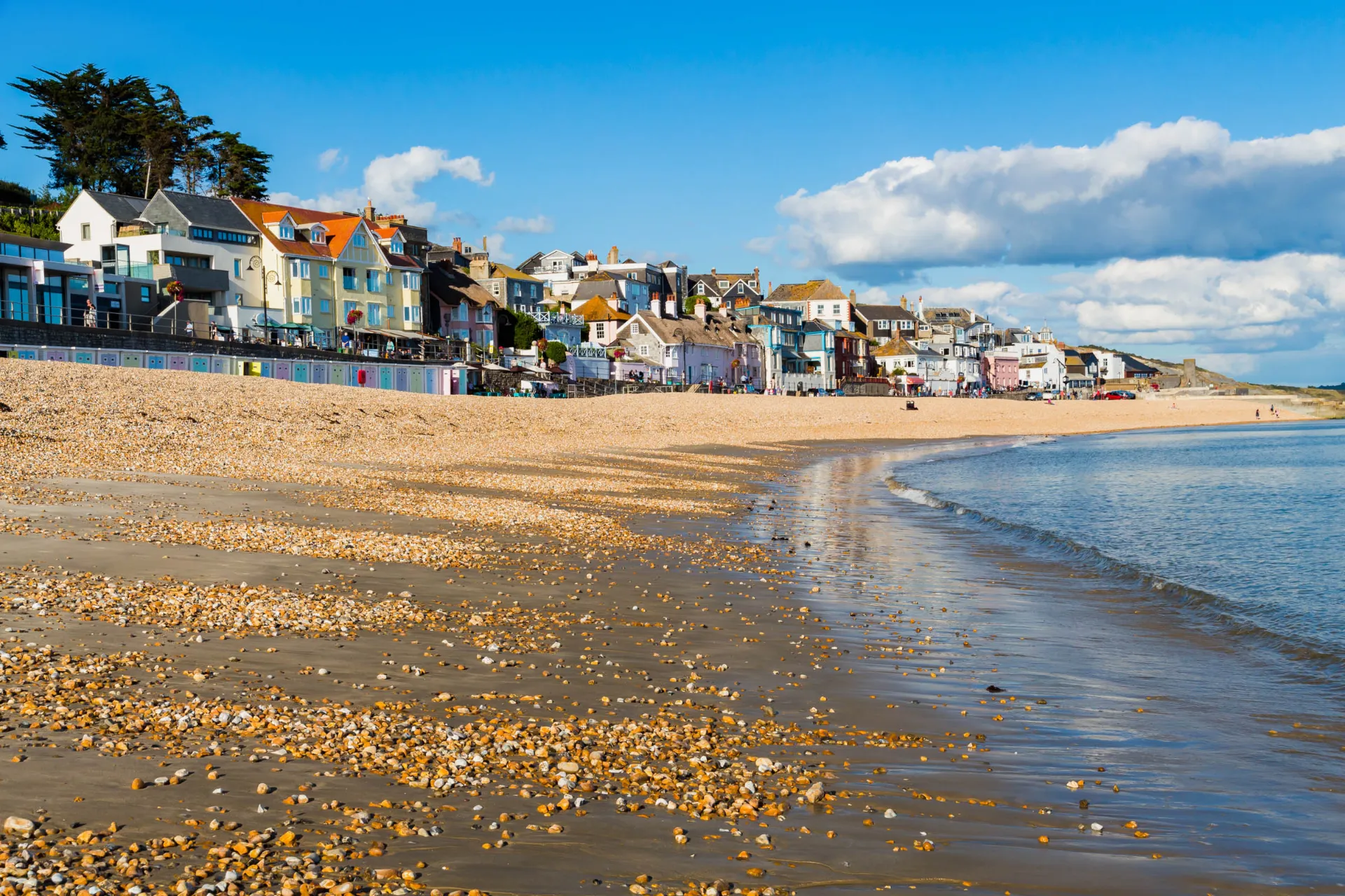 Lyme Regis – urocze miasteczko kąpielowe na Jurassic Coast z plażą, promenadą i widokiem na klify pełne skamielin Lyme Regis – urocze miasteczko kąpielowe na Jurassic Coast z plażą, promenadą i widokiem na klify pełne skamielin