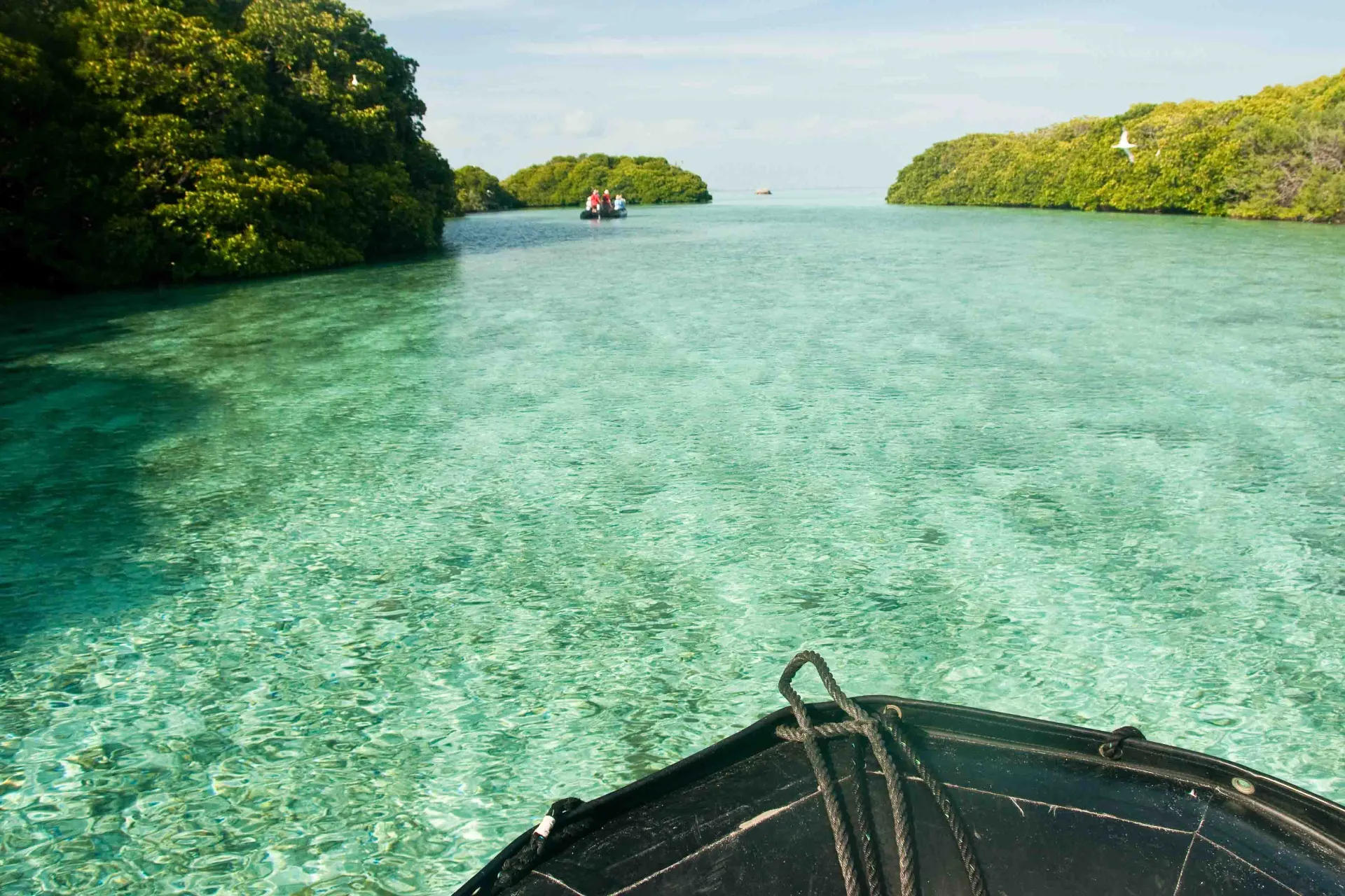 Laguny namorzynowe i kanały atolowe, gdzie morze zmienia się we wszystkie odcienie turkusu i zieleni