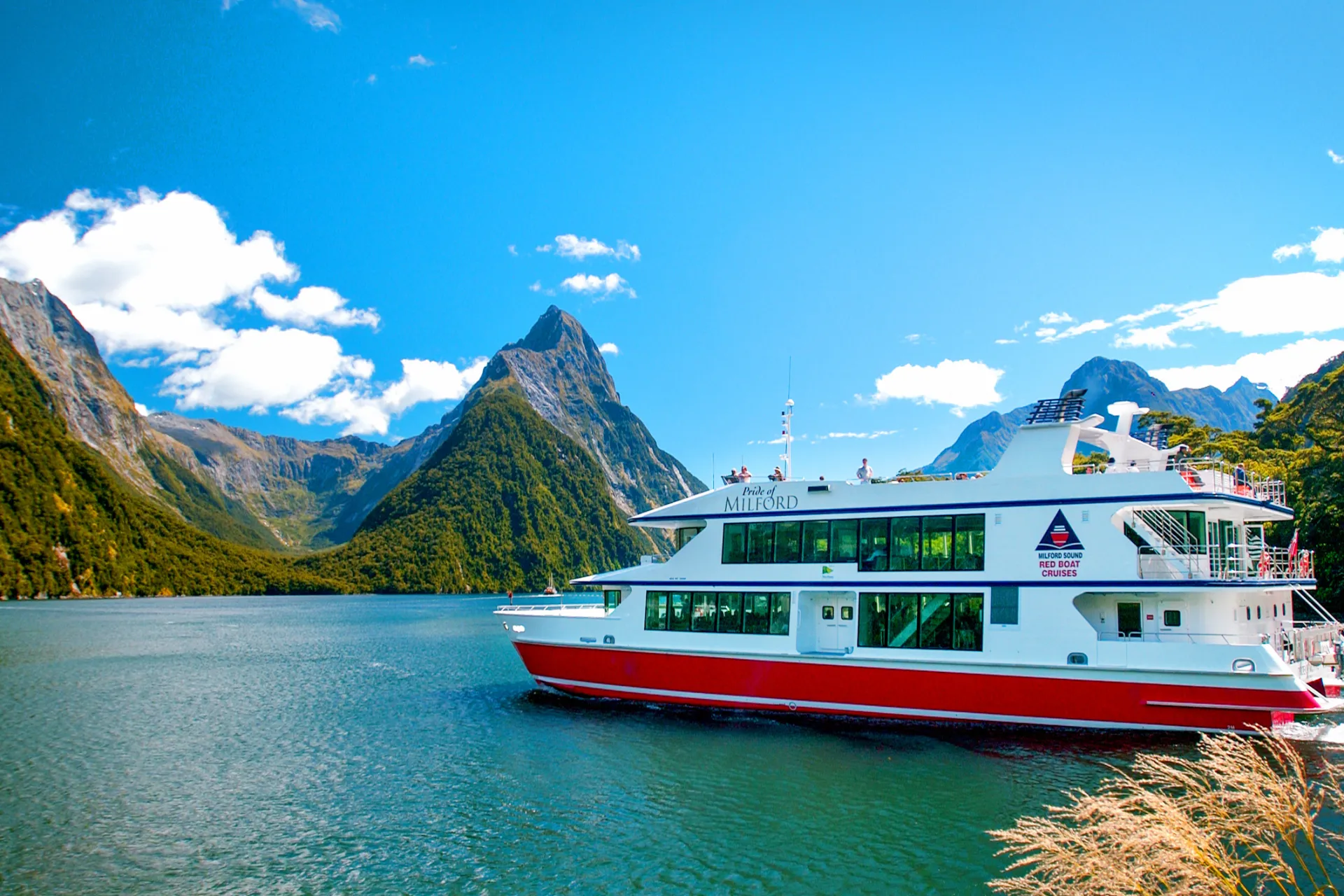 Milford Sound, jeden z najbardziej spektakularnych naturalnych fiordów w Fiordland National Park Milford Sound, jeden z najbardziej spektakularnych naturalnych fiordów w Fiordland National Park