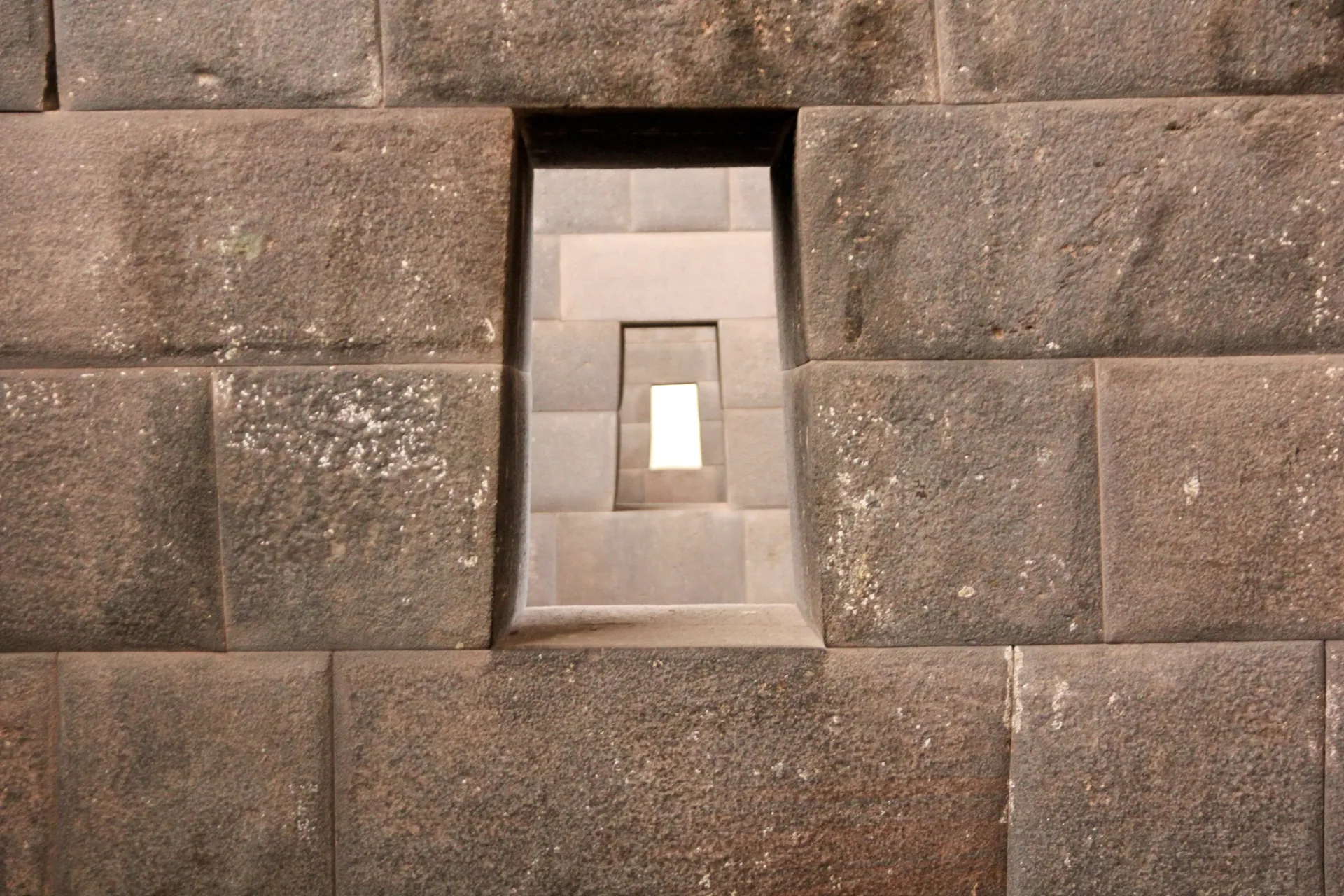 Qorikancha w Cusco – świątynia słońca Inków z mistrzowską kamieniarką Qorikancha w Cusco – świątynia słońca Inków z mistrzowską kamieniarką