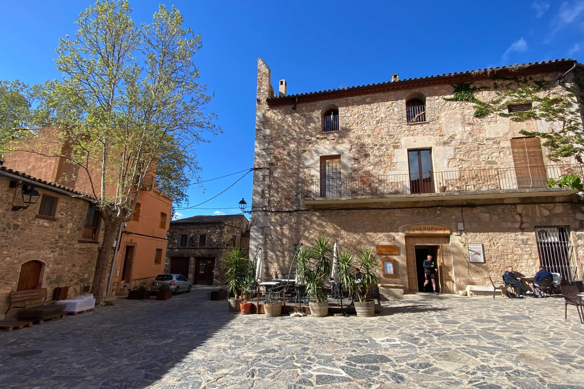 Mały plac w wiosce Escaladei Mały plac w wiosce Escaladei