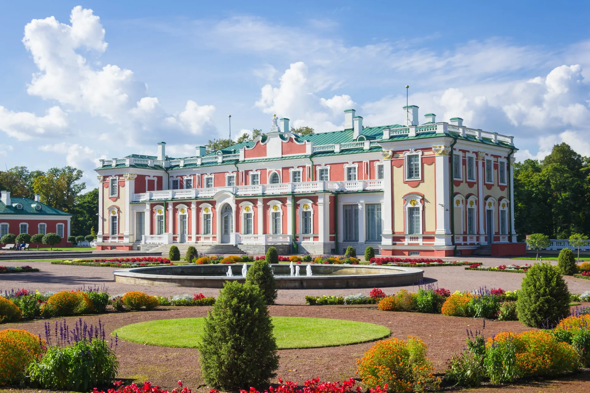 Pałac Kadriorg w Tallinnie, Estonia – elegancki pałac barokowy zbudowany przez cara Piotra Wielkiego w XVIII wieku Pałac Kadriorg w Tallinnie, Estonia – elegancki pałac barokowy zbudowany przez cara Piotra Wielkiego w XVIII wieku