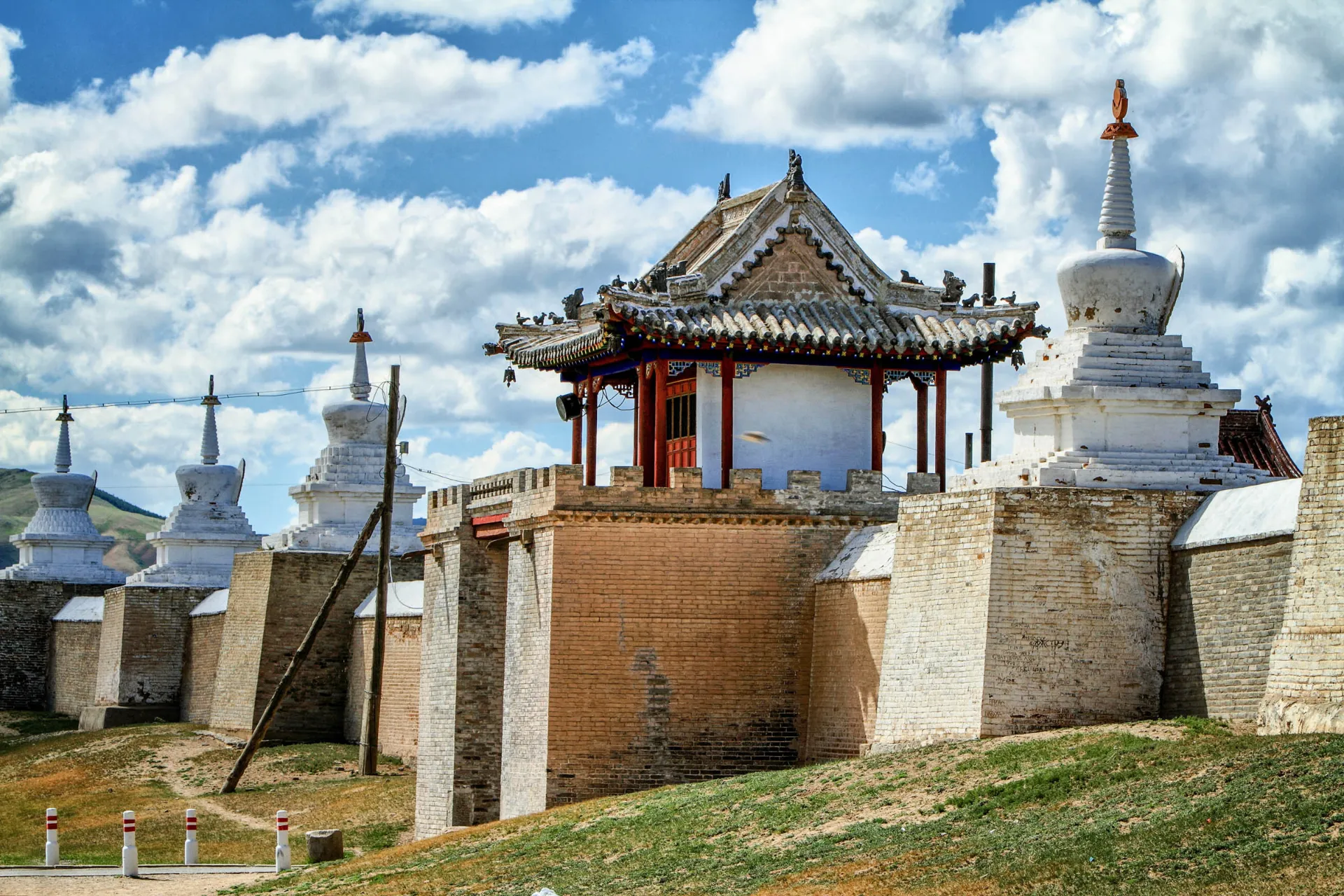 Klasztor Erdene Zuu w Karakorum, Mongolia – najstarszy klasztor buddyjski w kraju Klasztor Erdene Zuu w Karakorum, Mongolia – najstarszy klasztor buddyjski w kraju