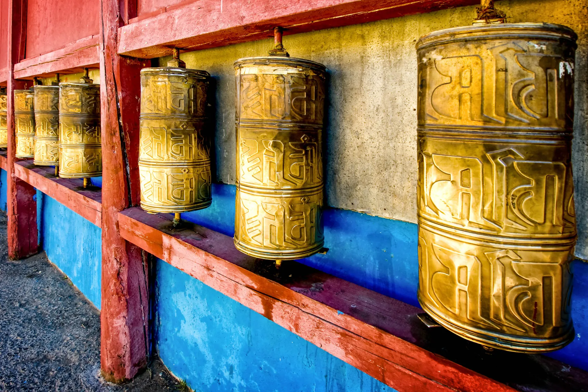 Młynki modlitewne w klasztorze Gandan w Ułan Bator – obracane przez odwiedzających jako część praktyki buddyjskiej Młynki modlitewne w klasztorze Gandan w Ułan Bator – obracane przez odwiedzających jako część praktyki buddyjskiej