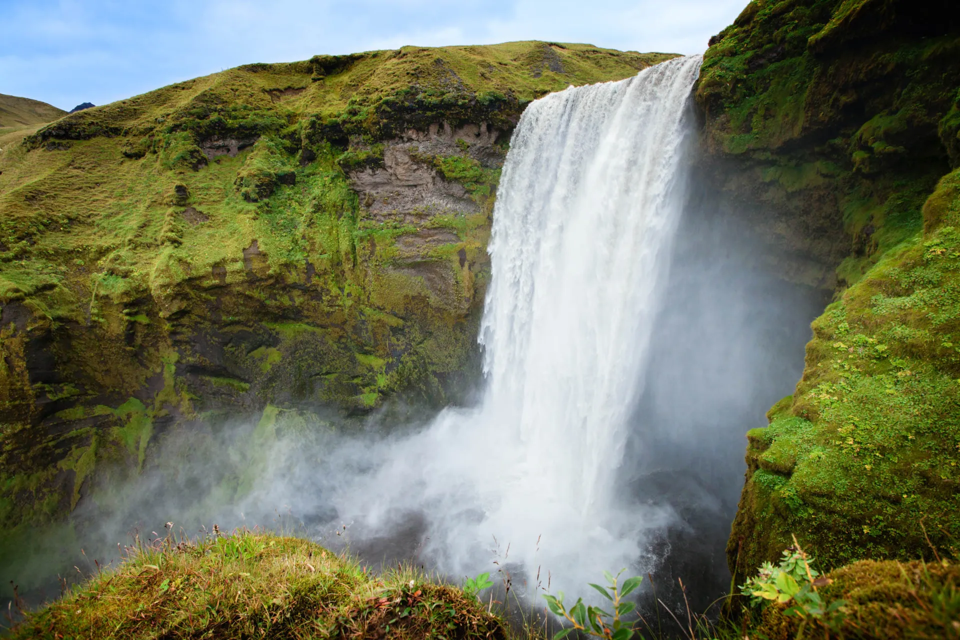 Skógafoss to jeden z największych wodospadów na Islandii Skógafoss to jeden z największych wodospadów na Islandii