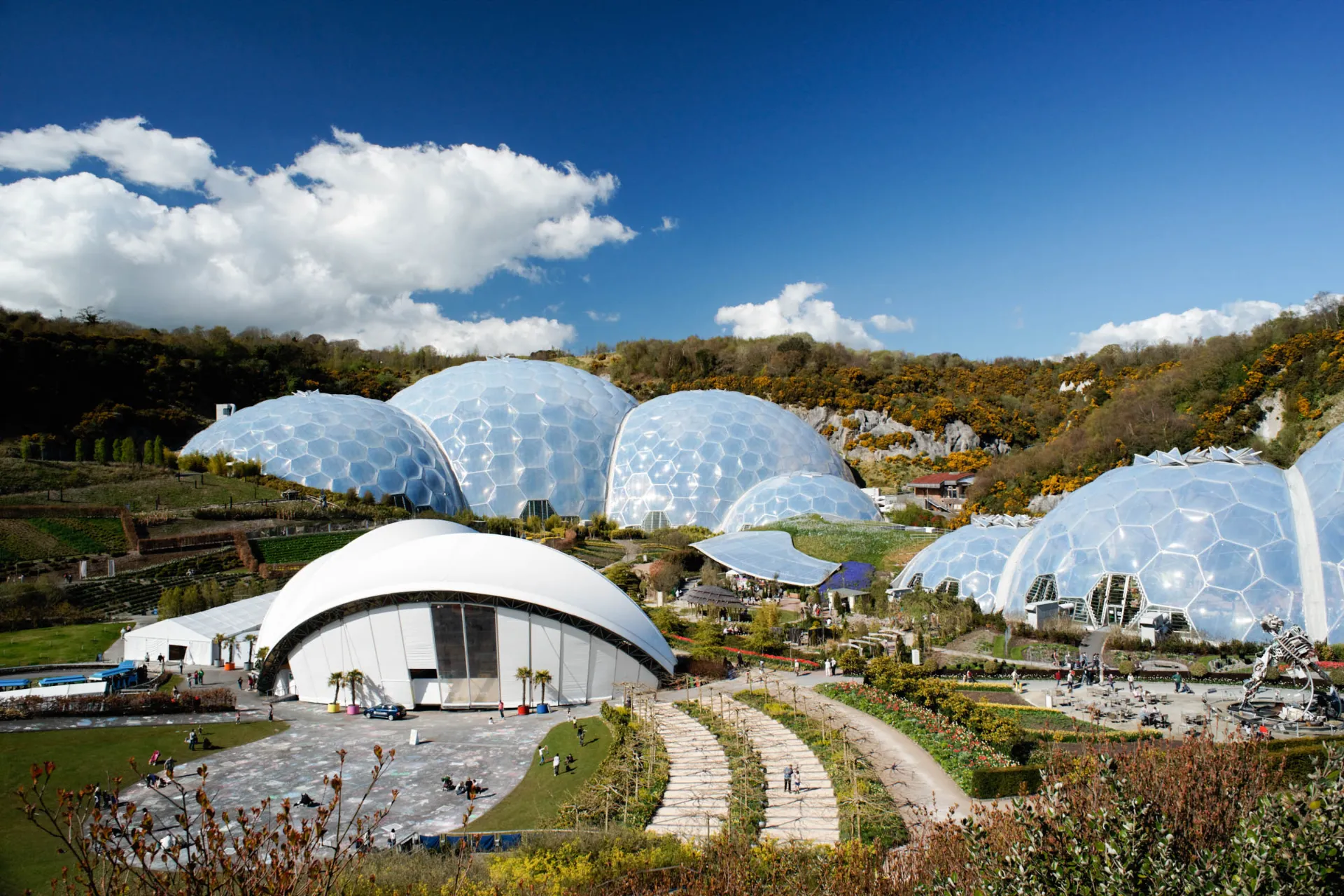 Eden Project – park przyrodniczo-edukacyjny z największymi szklarniami na świecie, pełnymi roślin z całego globu Eden Project – park przyrodniczo-edukacyjny z największymi szklarniami na świecie, pełnymi roślin z całego globu