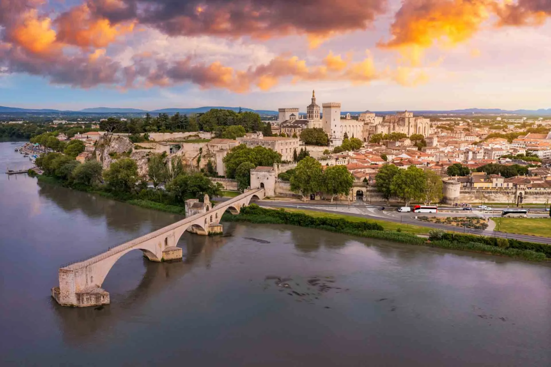 Pont Saint-Bénézet (znany również jako Pont d’Avignon) nad Rodanem z Awinionem w tle