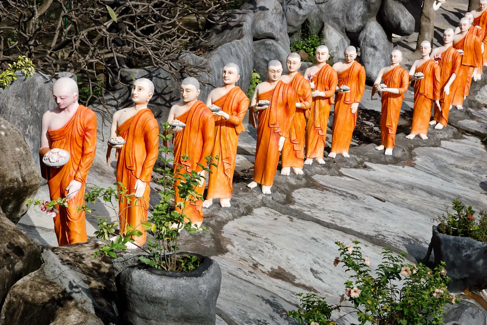 Posągi buddyjskich mnichów w świątyni jaskiniowej w Dambulli