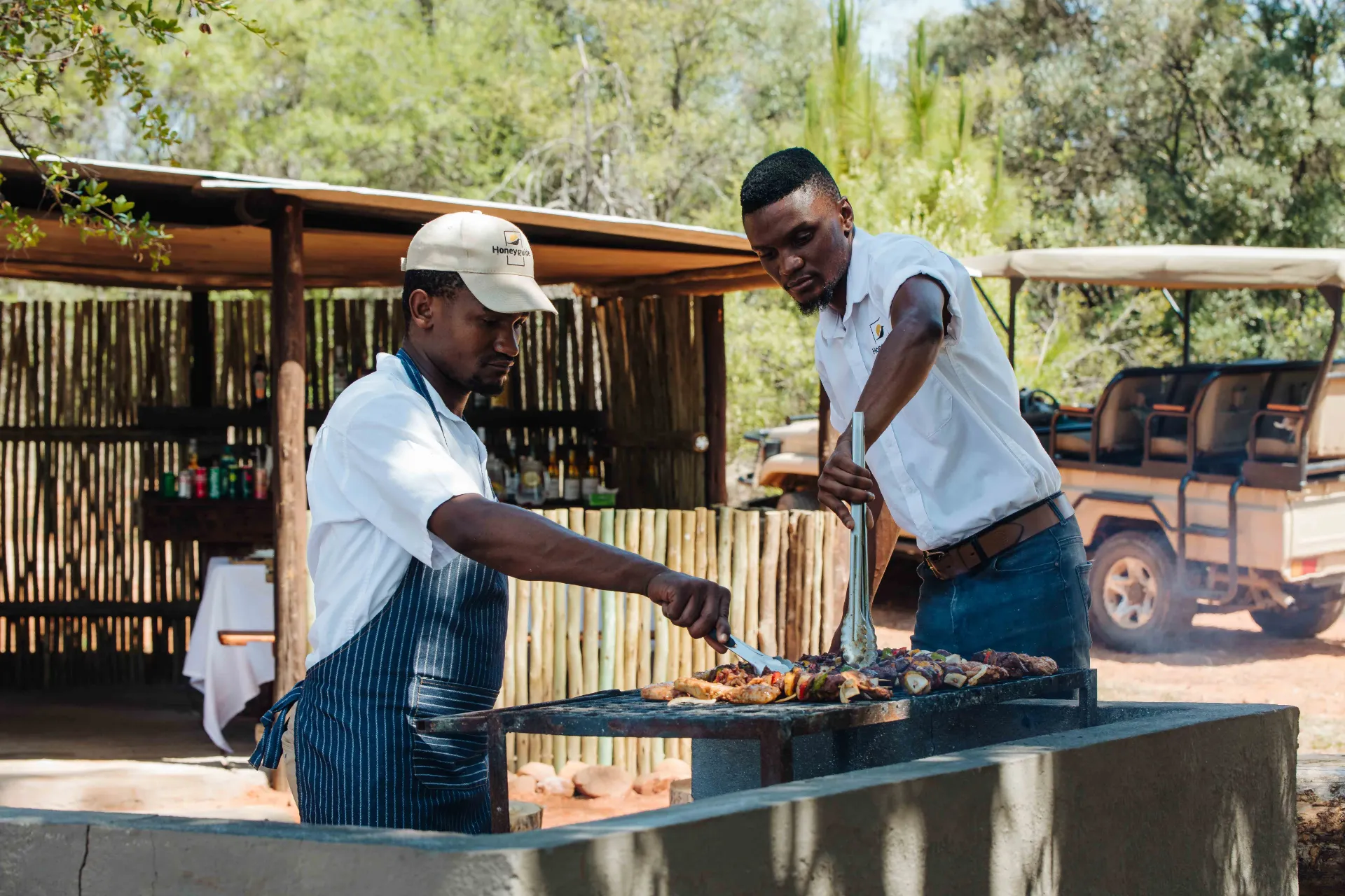Kucharze obsługują grill