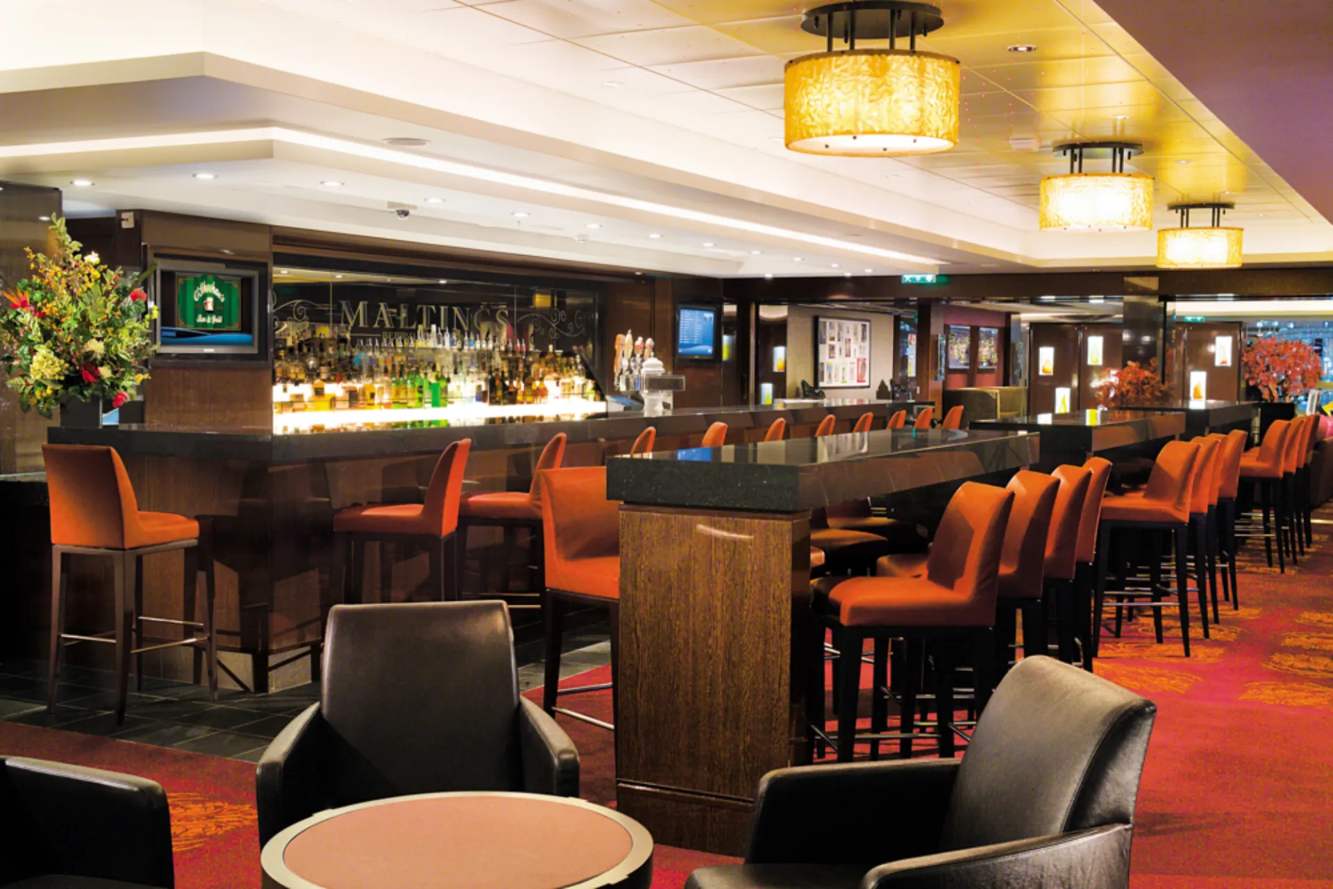 Whiskey Bar na pokładzie statku wycieczkowego Norwegian Epic Whiskey Bar na pokładzie statku wycieczkowego Norwegian Epic