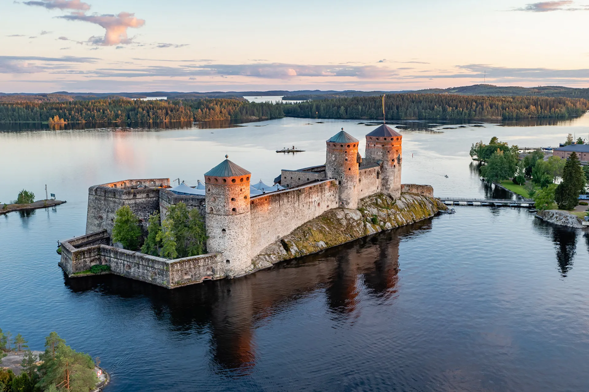 Olavinlinna to jeden z najlepiej zachowanych średniowiecznych zamków w krajach nordyckich, dziś znany jako siedziba dorocznego Festiwalu Operowego w Savonlinnie Olavinlinna to jeden z najlepiej zachowanych średniowiecznych zamków w krajach nordyckich, dziś znany jako siedziba dorocznego Festiwalu Operowego w Savonlinnie