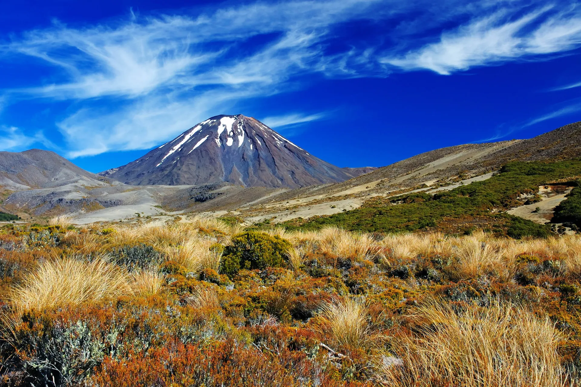 Mount Ngauruhoe – stożkowy wulkan w Parku Narodowym Tongariro Mount Ngauruhoe – stożkowy wulkan w Parku Narodowym Tongariro