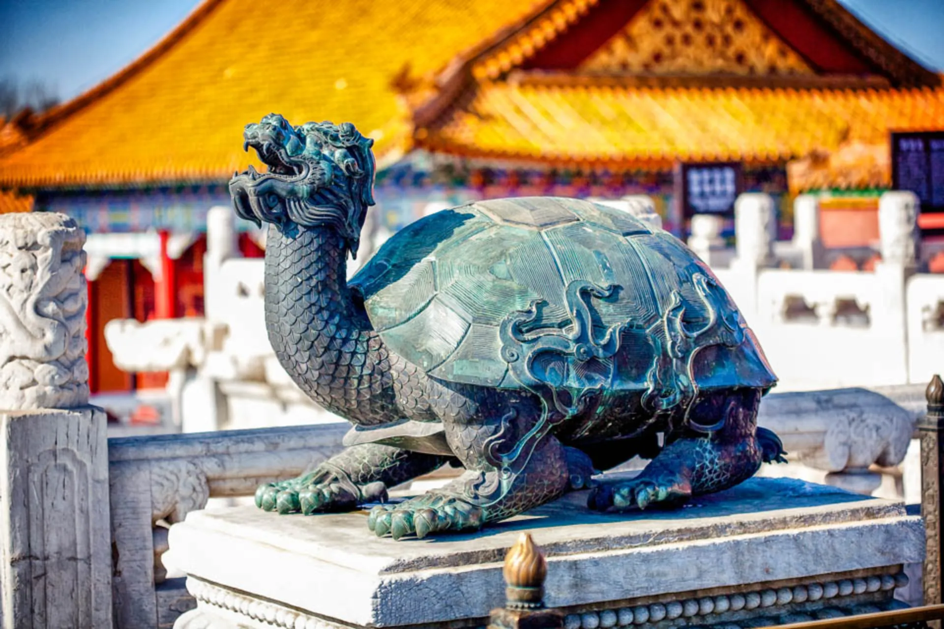 Posąg mitycznego żółwia z głową smoka, zwanego Bixi, w Zakazanym Mieście Posąg mitycznego żółwia z głową smoka, zwanego Bixi, w Zakazanym Mieście