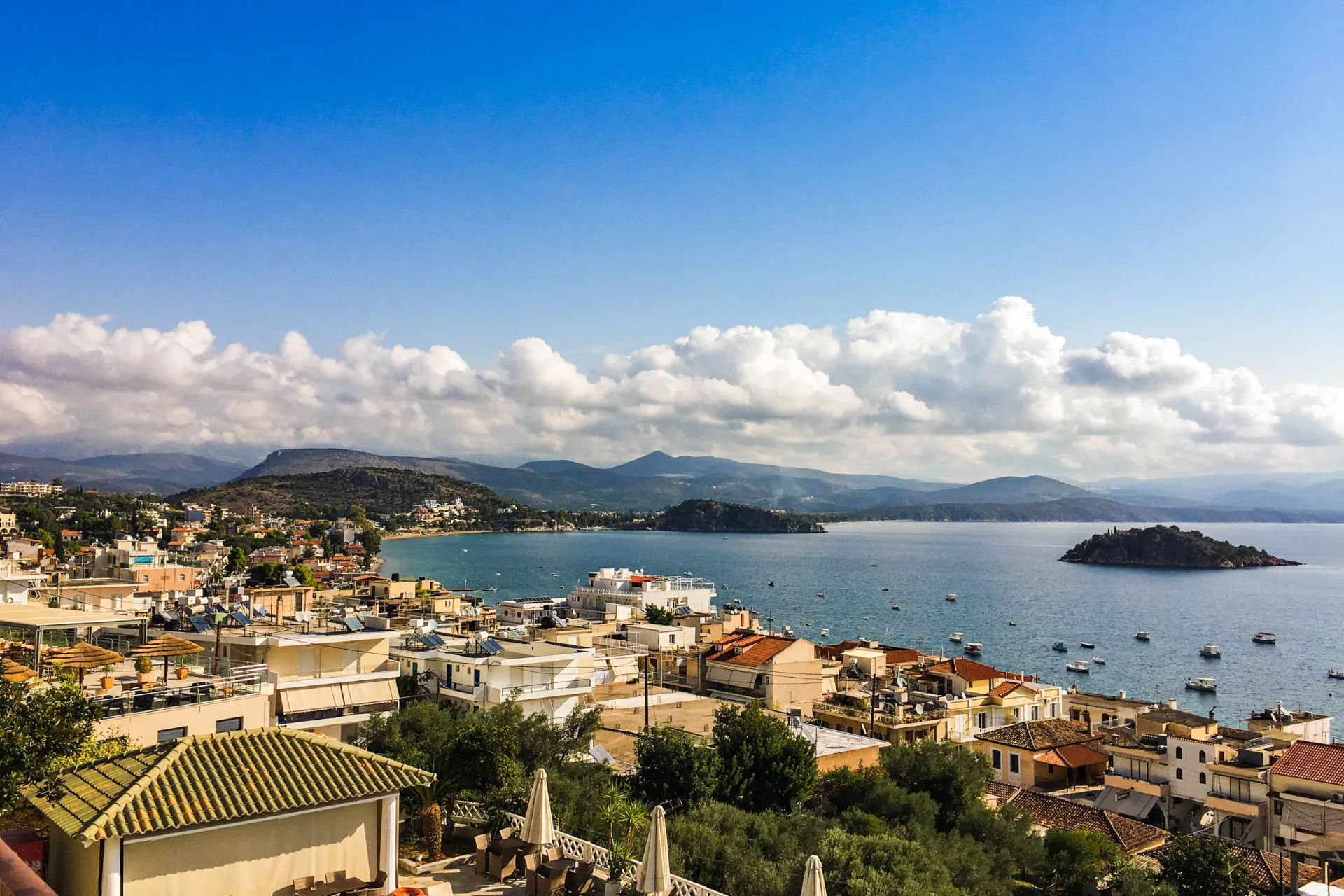 Widok na Tolo i jego około 2000 mieszkańców Widok na Tolo i jego około 2000 mieszkańców