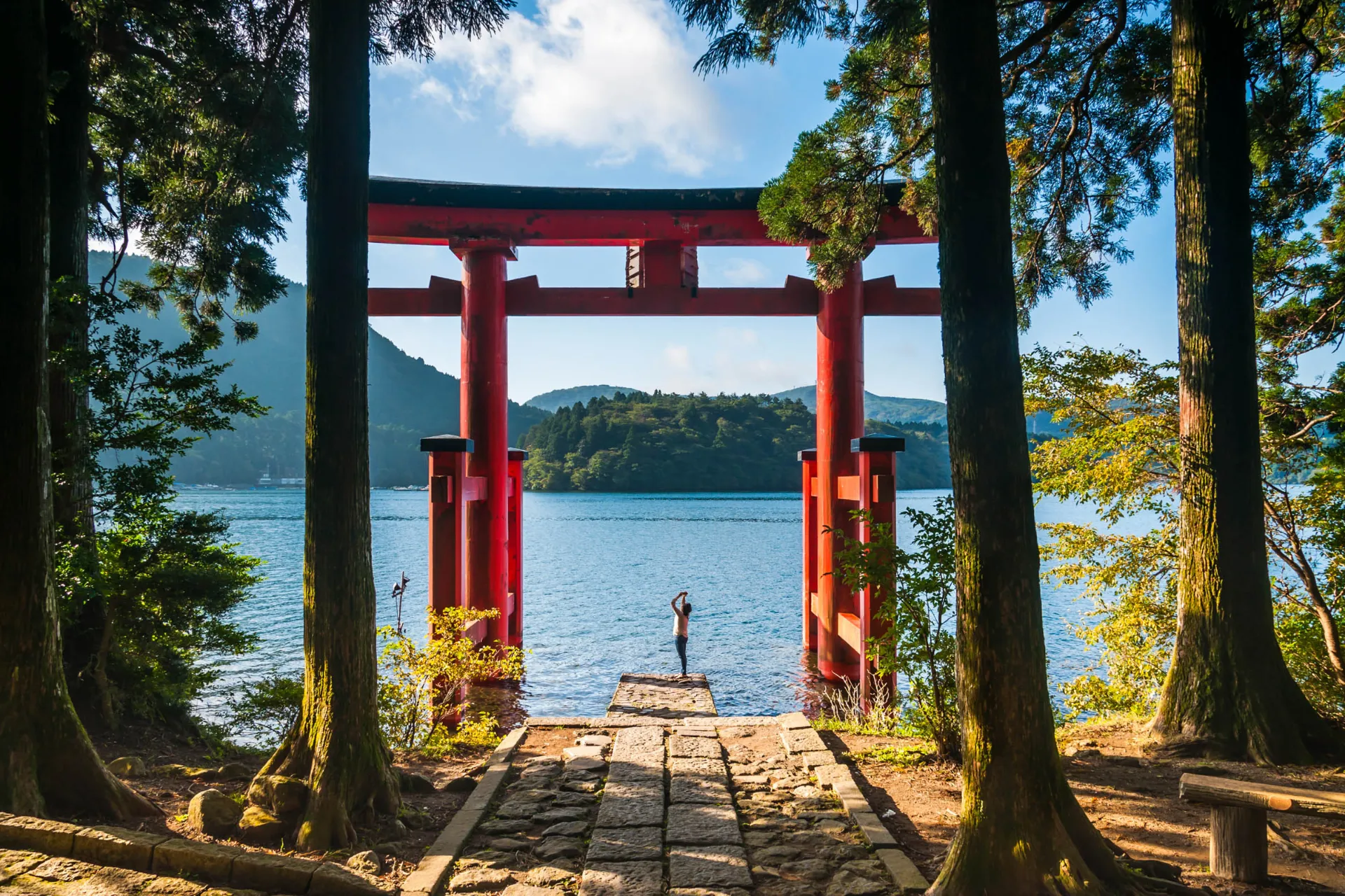 Brama torii świątyni Hakone nad jeziorem Ashi Brama torii świątyni Hakone nad jeziorem Ashi