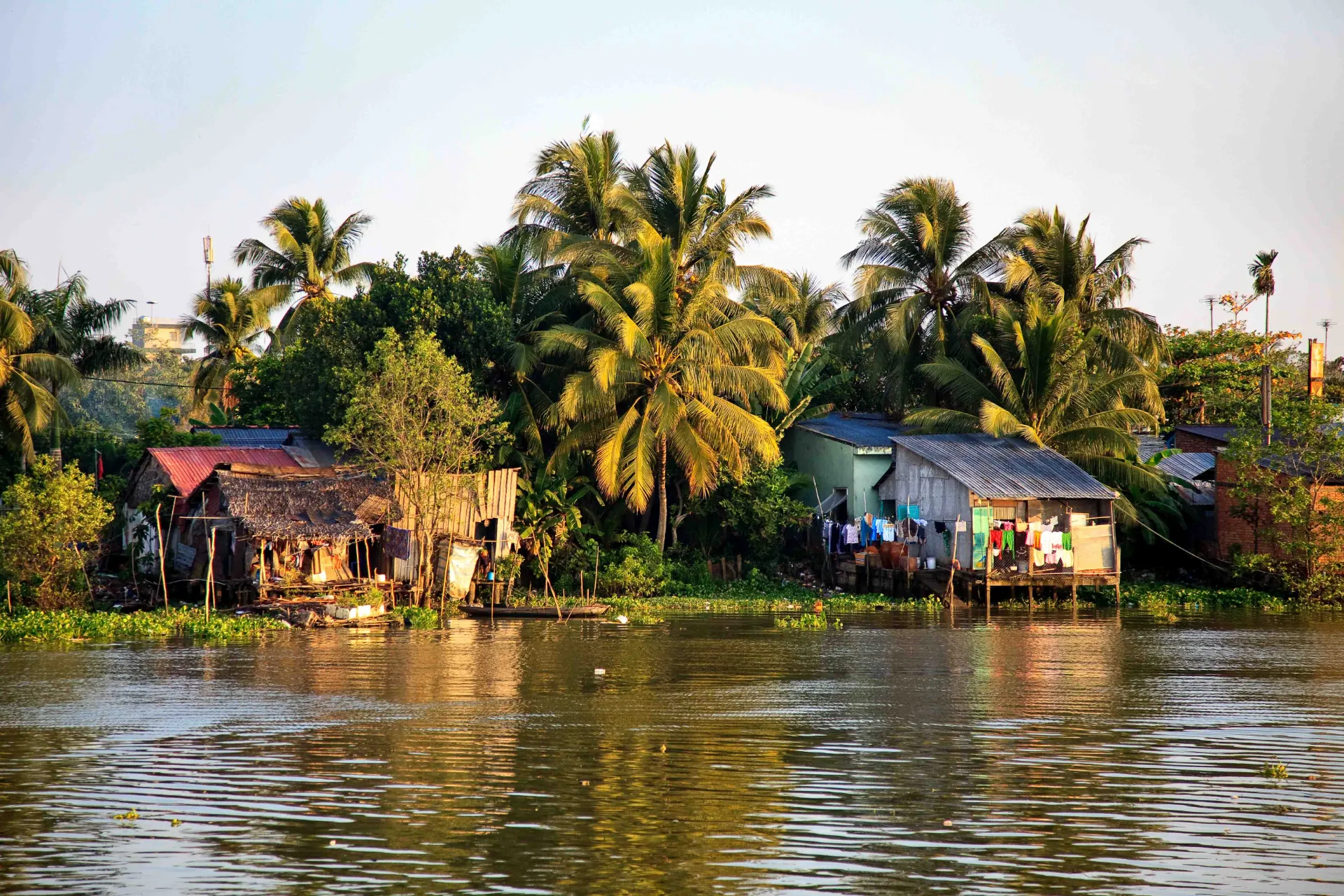Małe chatki w delcie Mekongu