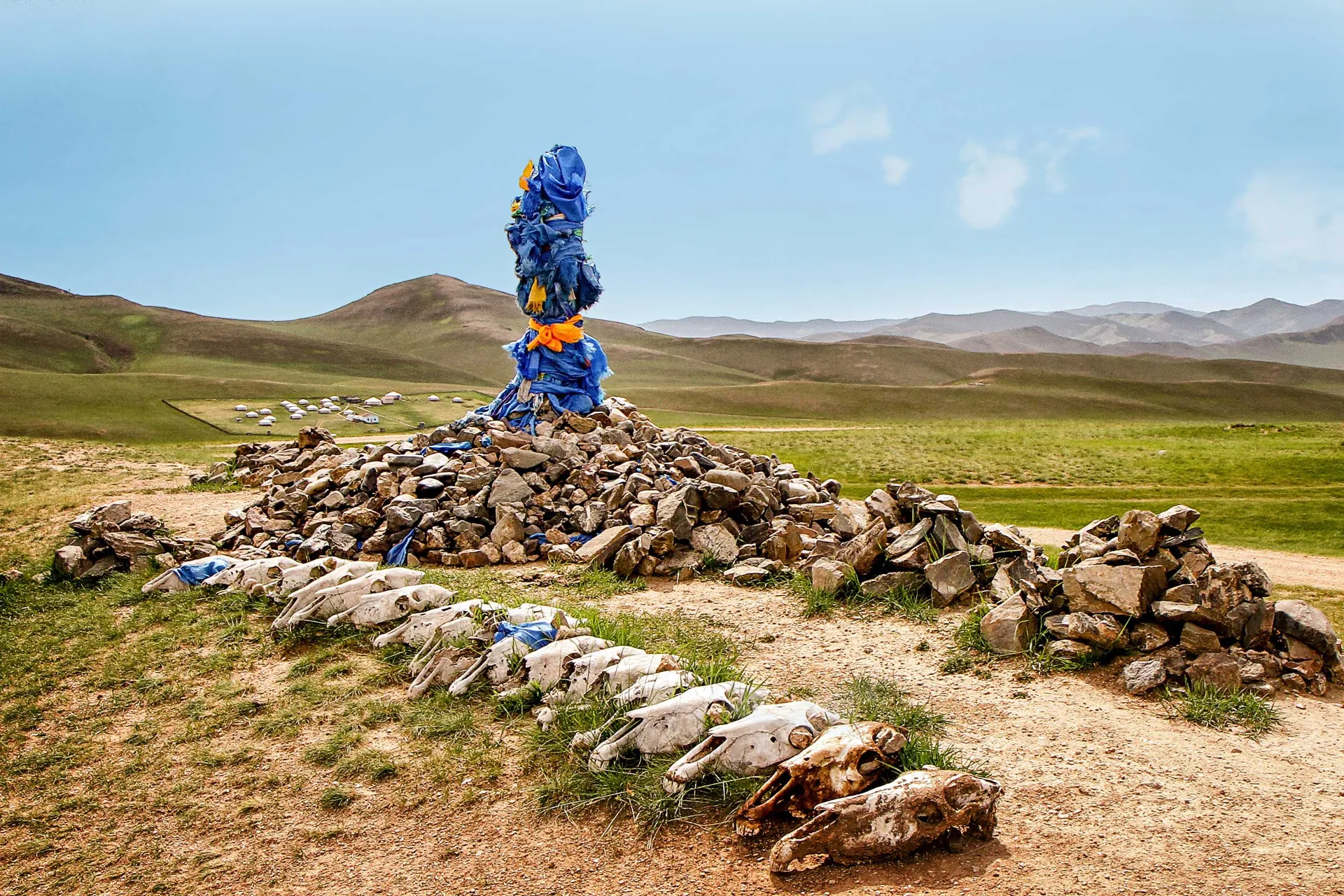 Ovoo – mongolski ołtarz kamienny, używany w rytuałach szamańskich i buddyjskich