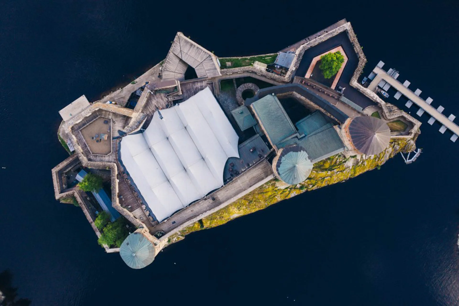 Zamek Olavinlinna widziany z powietrza Zamek Olavinlinna widziany z powietrza